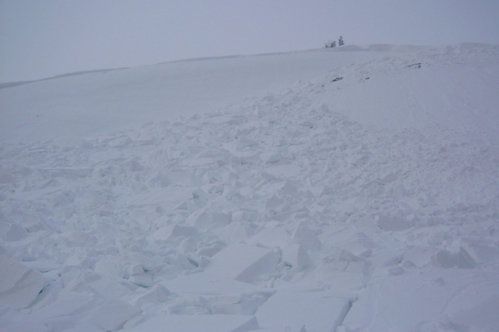 Dosková lavína tesne nad pásmom lesa na južnej strane, býva tam pravidelne