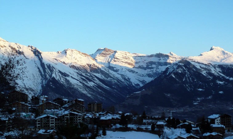 Ranný výhľad na masív Les Diablerets na druhej strane doliny