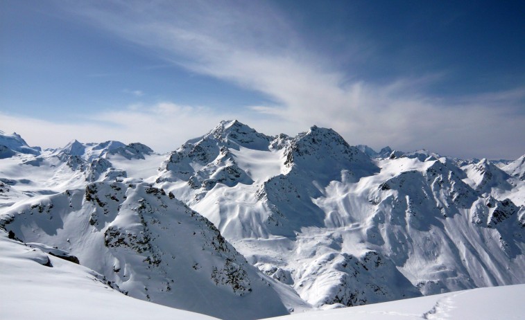 Mont Fort (3329 m, z druhej strany naň vedie lanovka) s bračekom Petit Mont Fort, medzi vrcholmi rovnomenný ľadovec