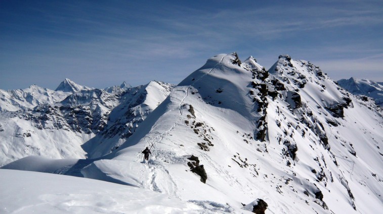 Tento hrebeň tvorí vrchol Métailleru, nechcelo sa nám ho celý absolvovať. Vzadu sa vystrkuje Matterhorn (4478 m).