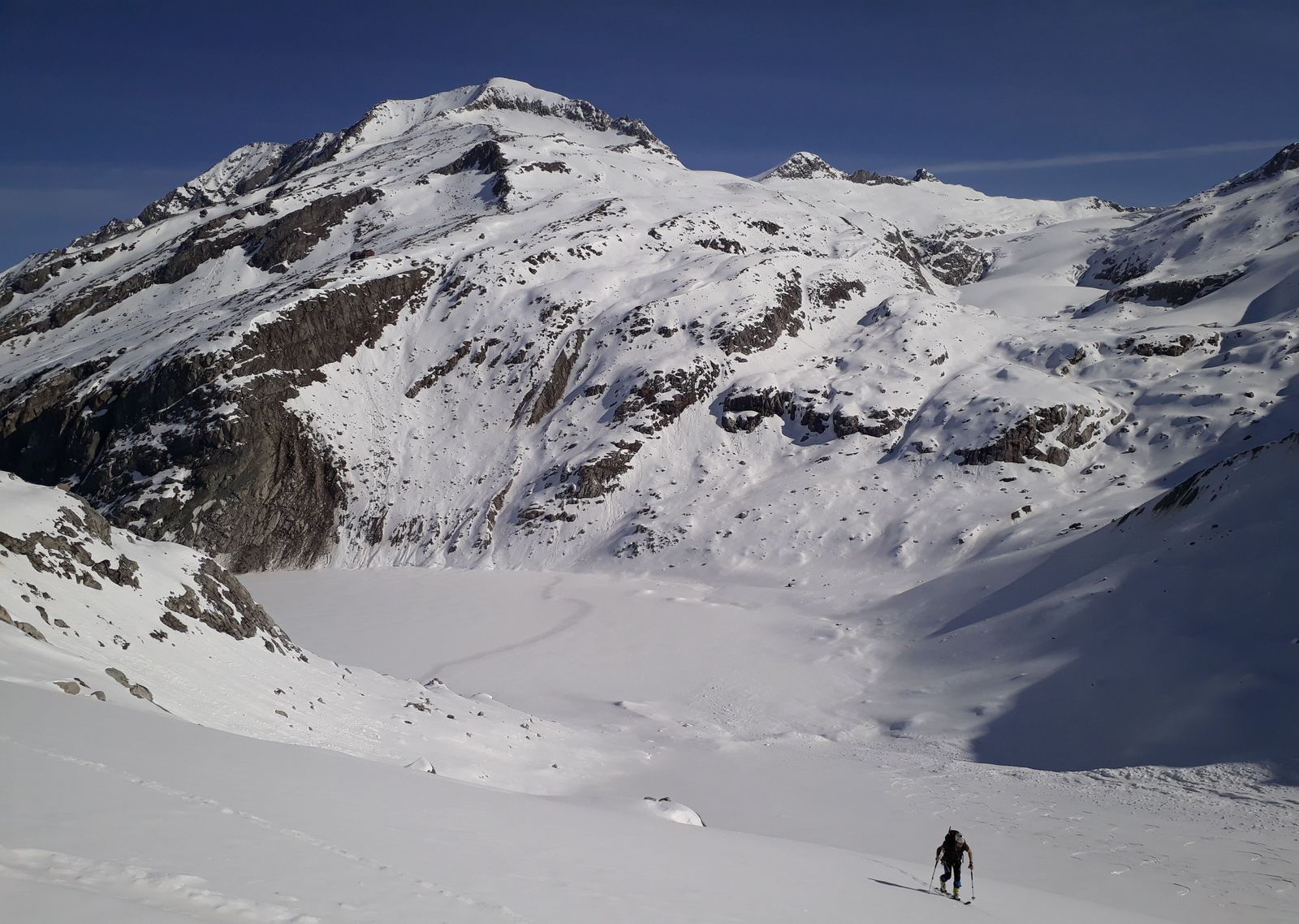 Na skalnom útese nad jazerom stojí Kürsinger Hütte