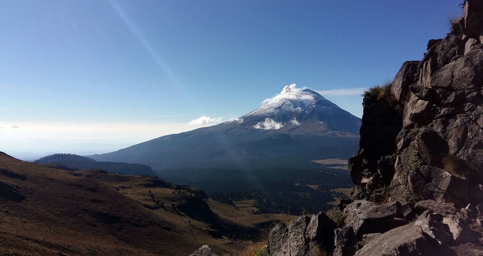 Výhľad na Popocátepetl 5426 m počas výstupu na Iztaccihuatl