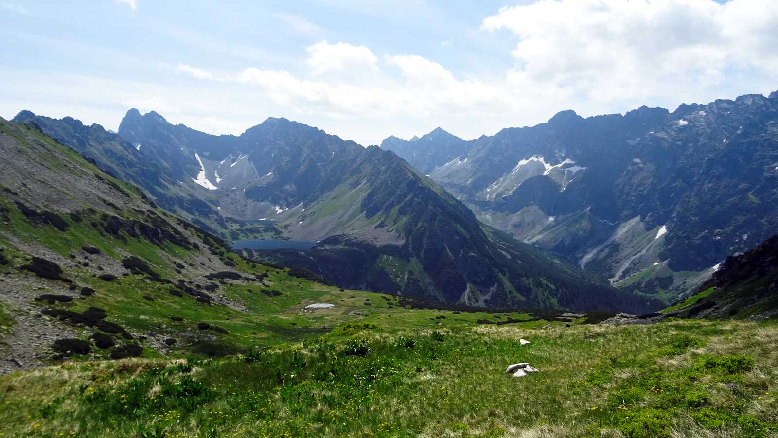 Temnosmrečianske plesá s Vajanského vodopádom, vpravo Kôprová dolina