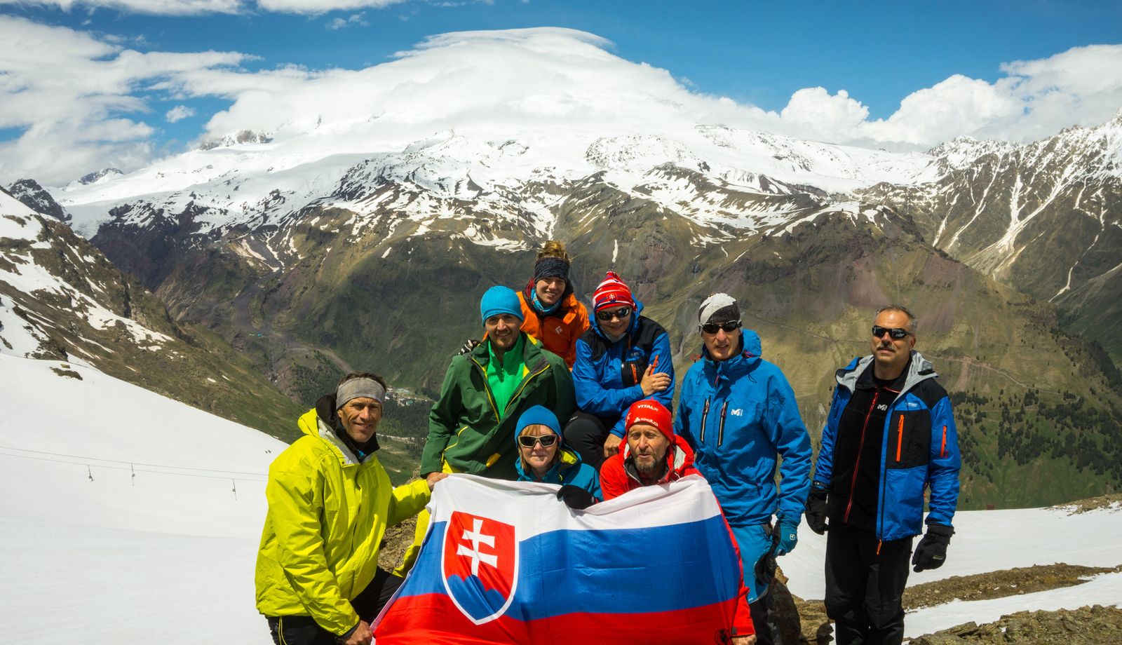 Na Čegete, v pozadí Elbrus / foto Matúš Jančura