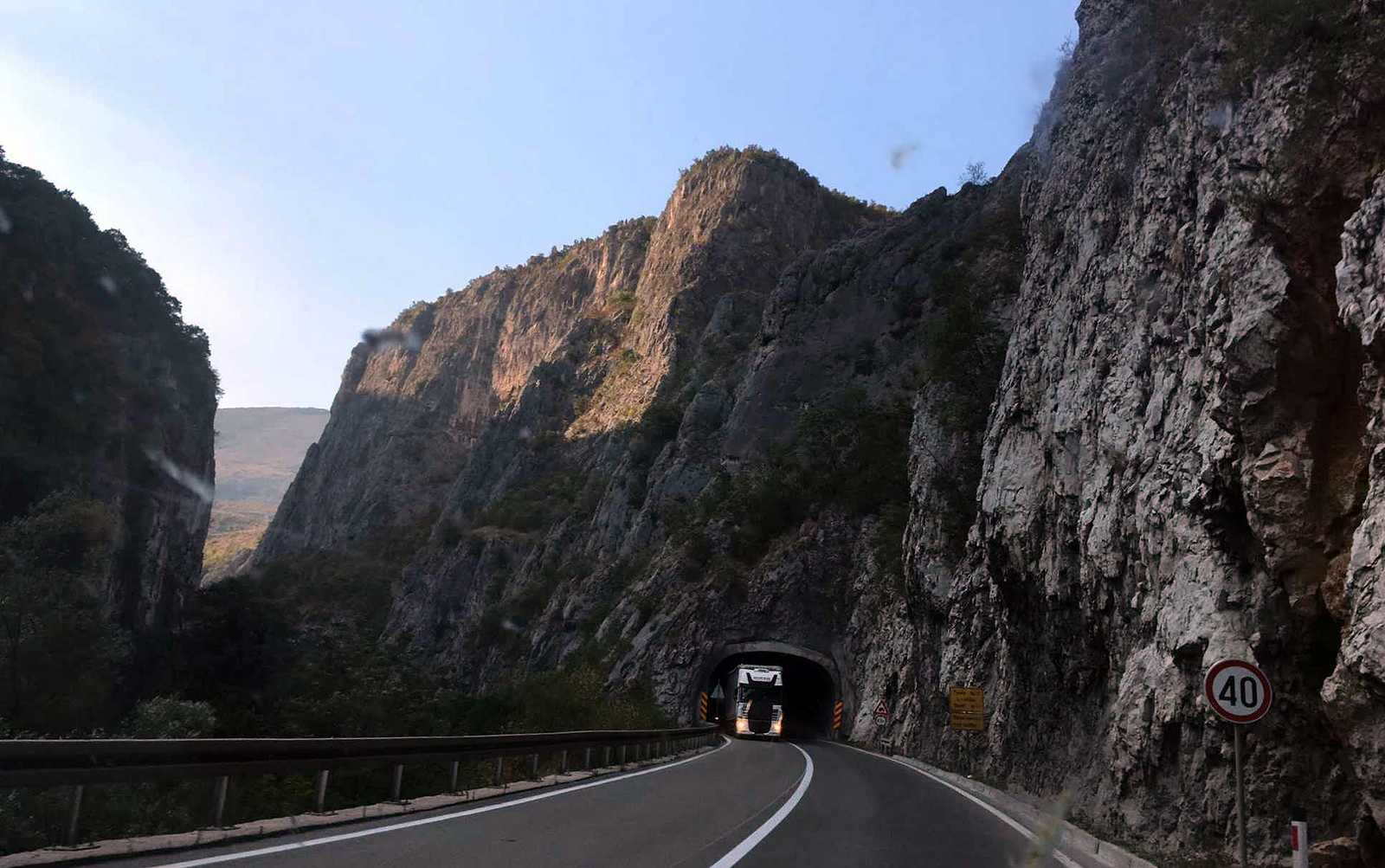 Tunely v skalných masívoch (Srbsko)