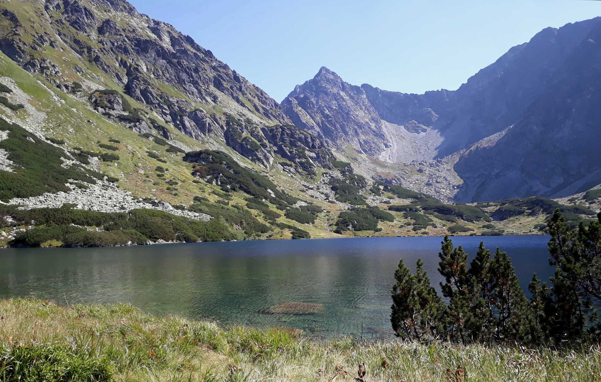 Nižné Temnosmrečinské pleso, vzadu Čubrina
