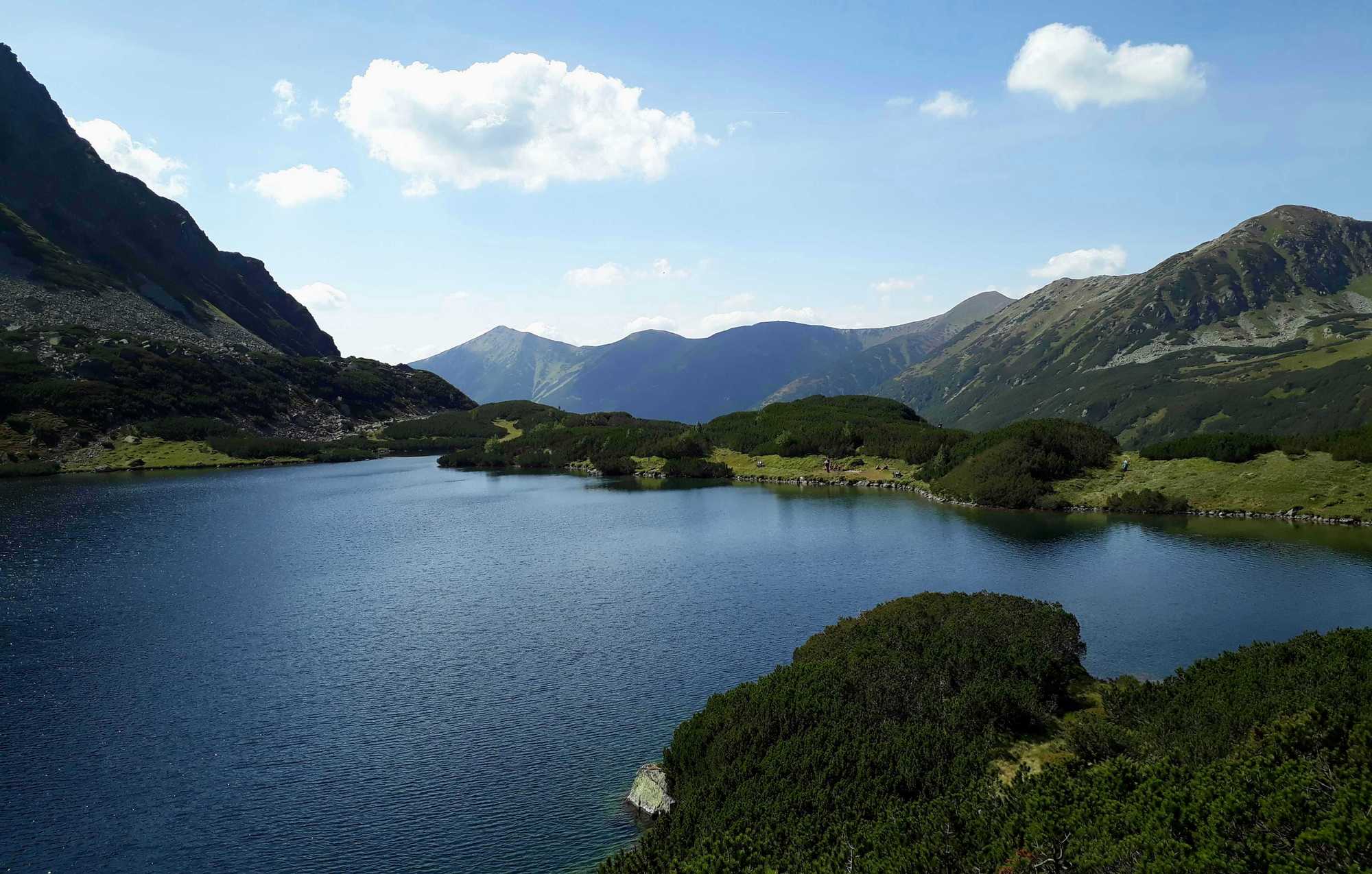 Nižné Temnosmrečinské pleso s trávnatou "plážou"