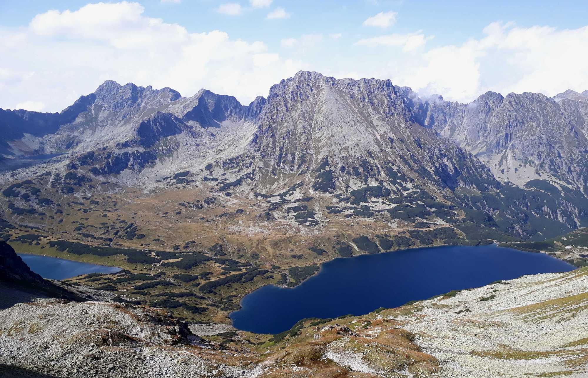 Dolina piatich poľských plies (Pięciu Stawów Polskich), vzadu hrebeň, po ktorom vedie Orla Perc