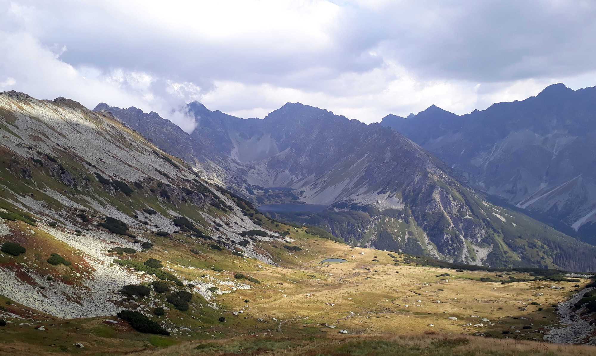 Pohľad zo sedla Závory do Kobylej dolinky, vzadu Temnosmrečinské plesá