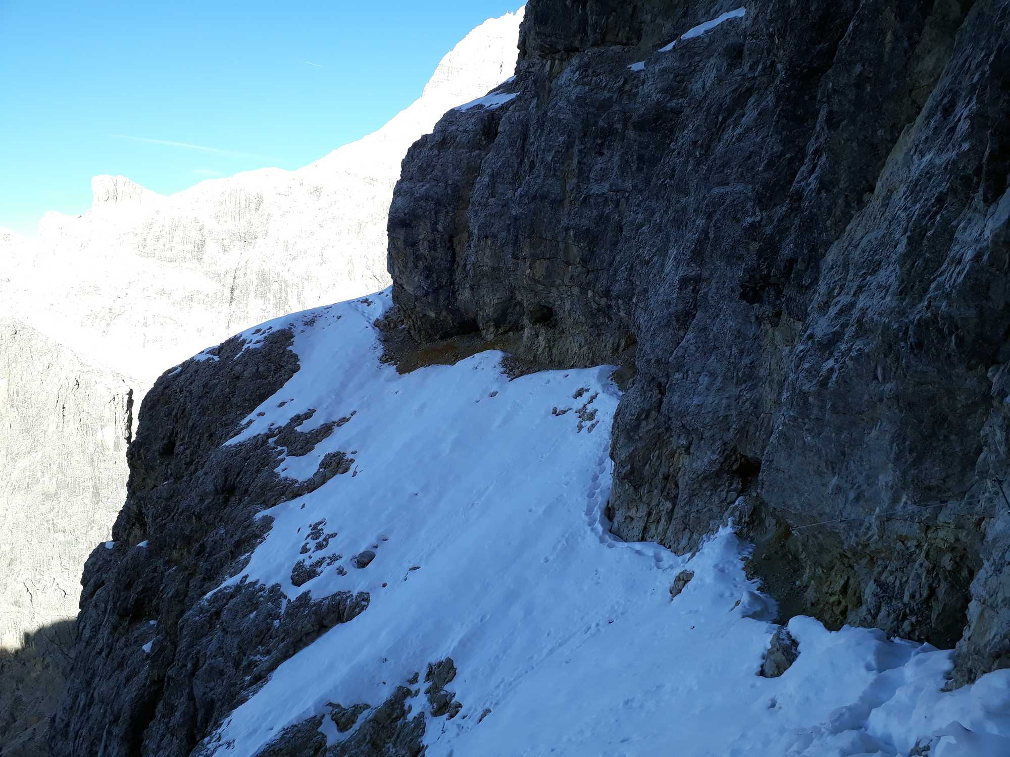 Severná pasáž Strady degli Alpini. Kým bolo lano na pridržanie, tak pohoda.