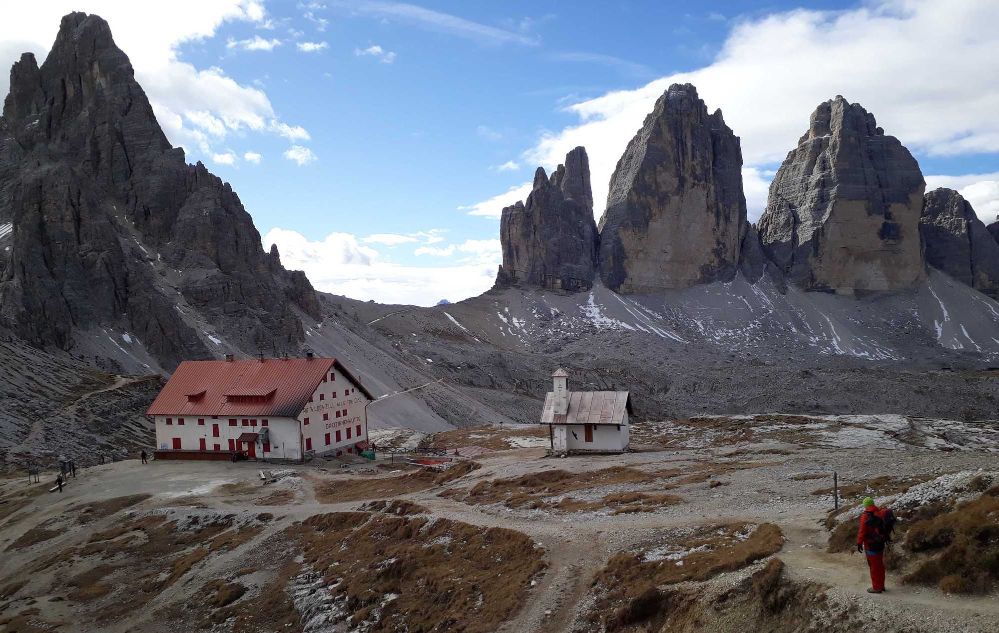 Vľavo Monte Paterno, chata Locatelli, Tre Cime