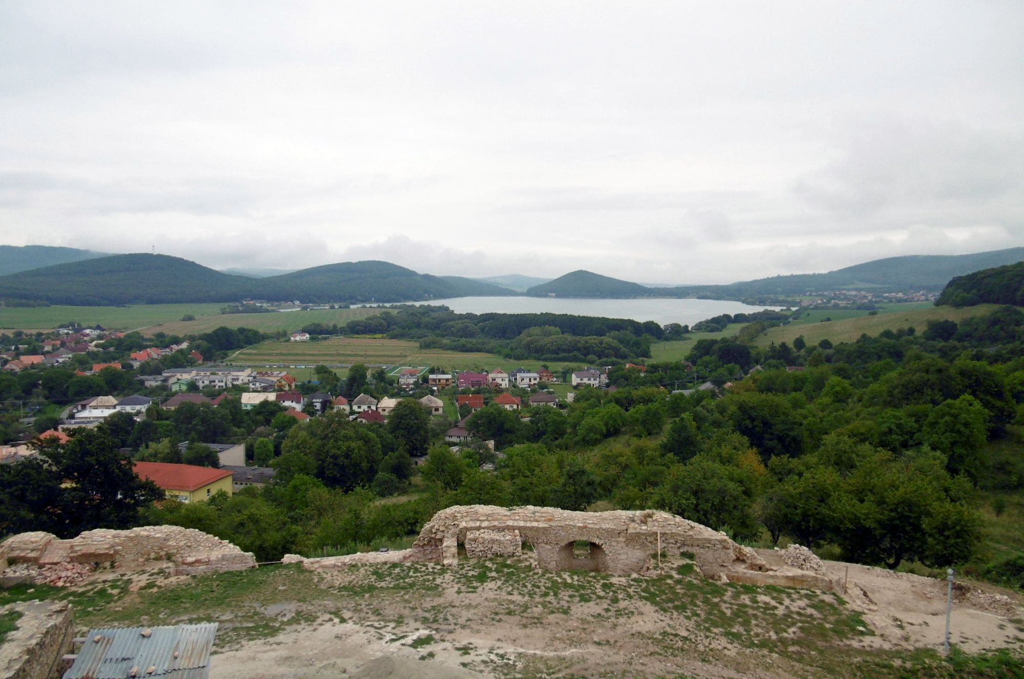 Hrad Divín výhľad na priehradu Ružiná