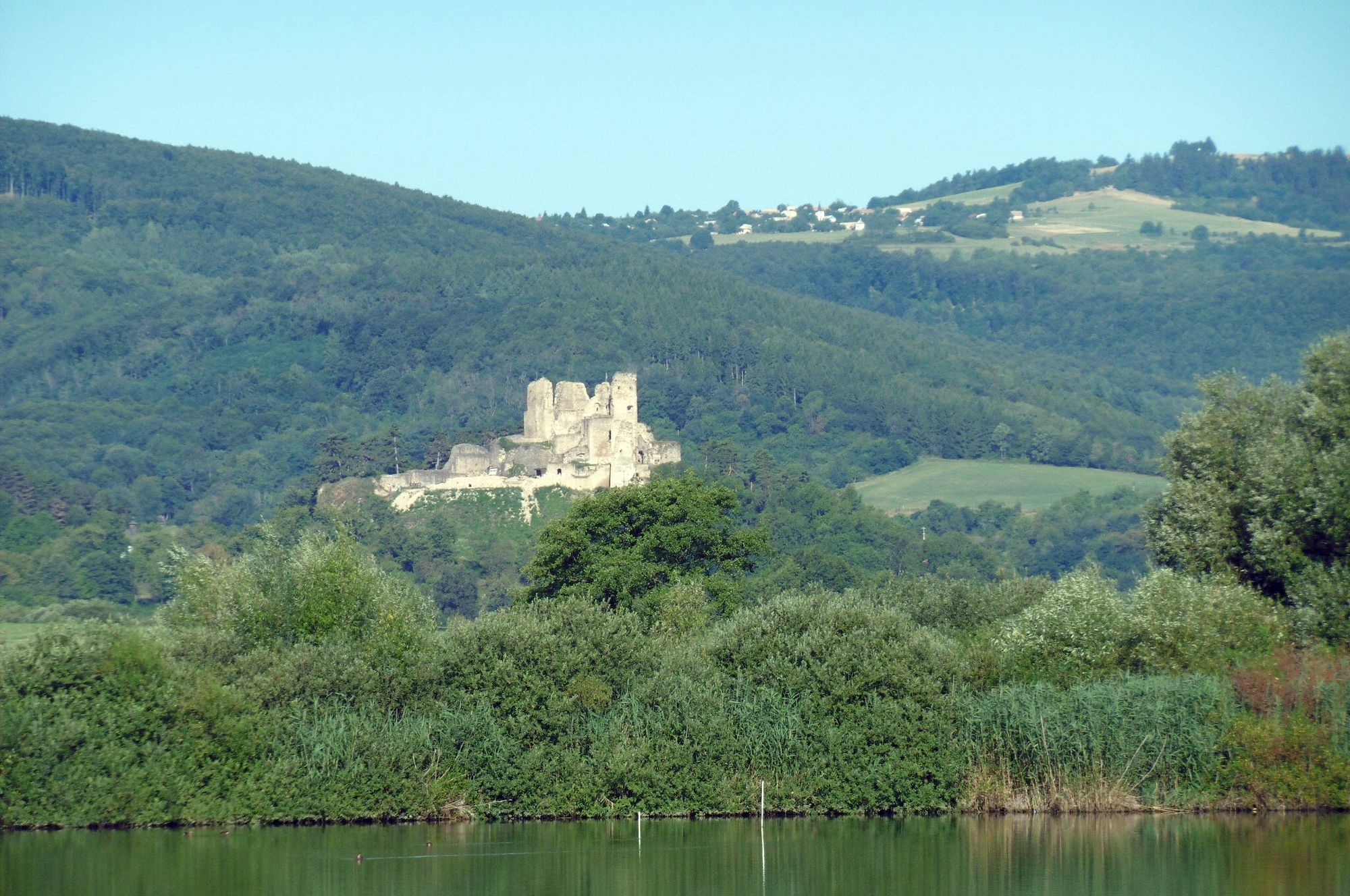 Priehrada Ružiná a hrad Divín hore dedinka Budiná