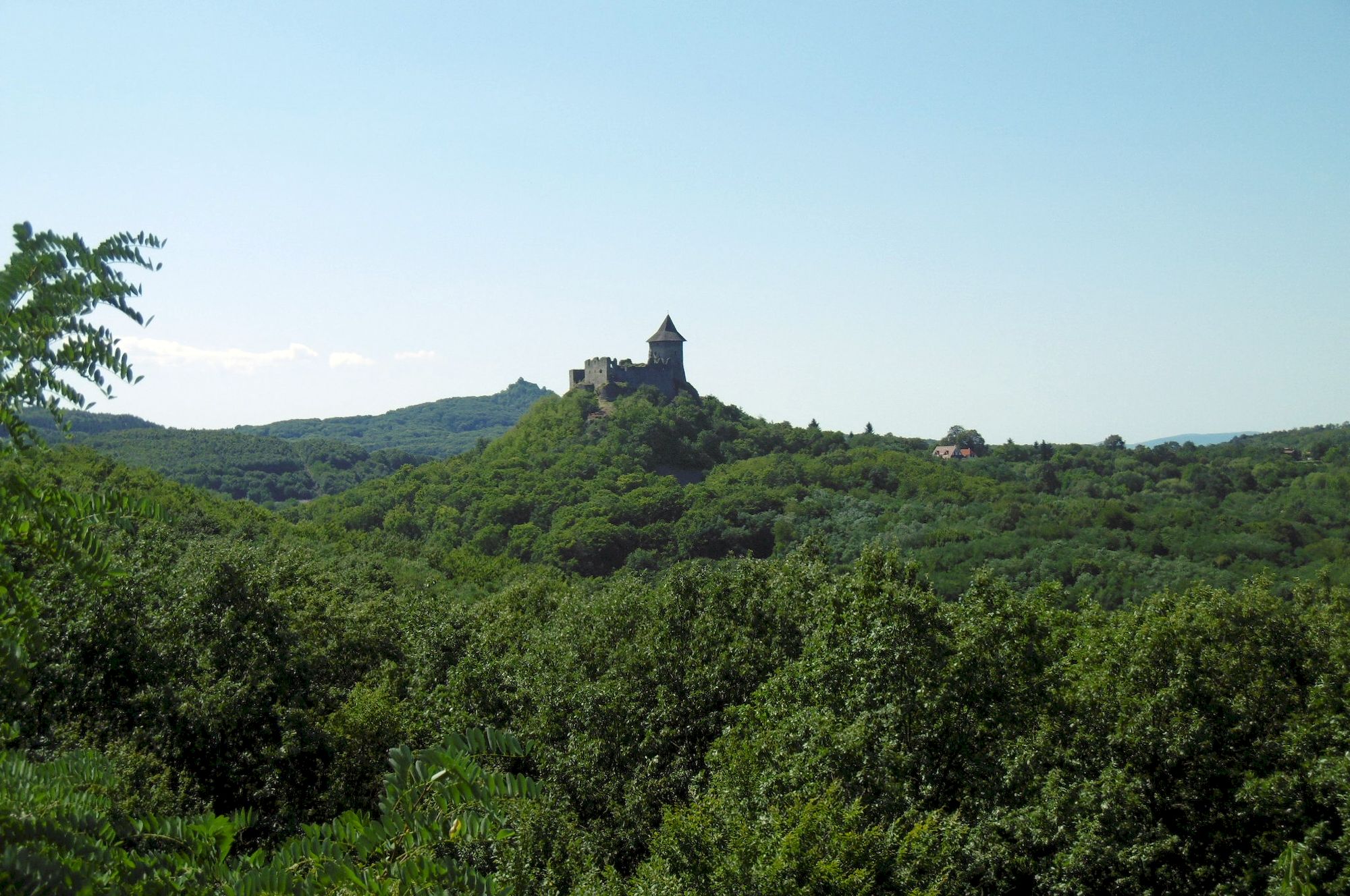 z rozhľadne Mačacia hrad Šomoška v diaľke hrad Salgovár z rozhľadne Mačacia hrad Šomoška v diaľke hrad Salgovár