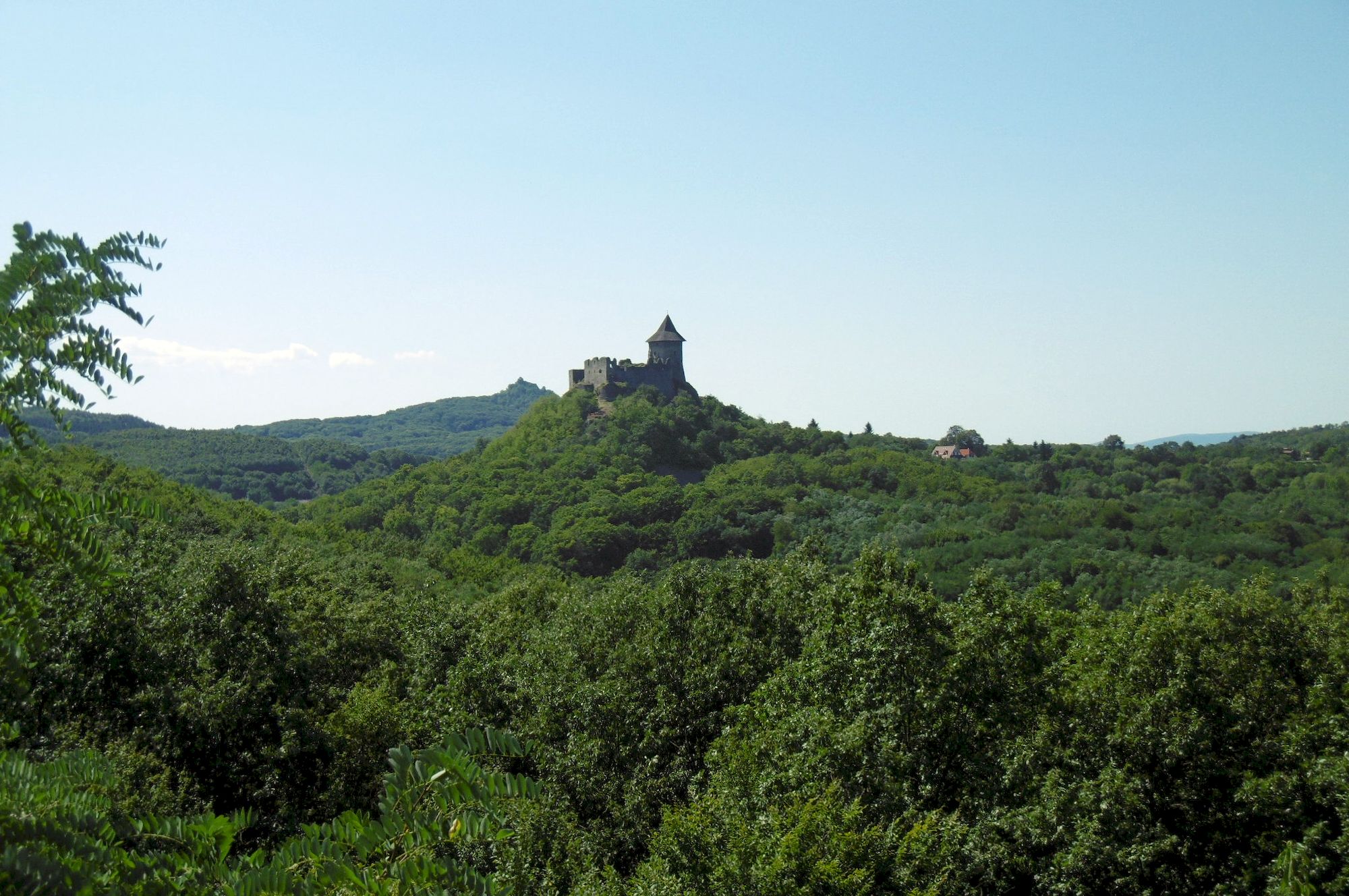 z rozhľadne Mačacia hrad Šomoška v diaľke hrad Salgovár