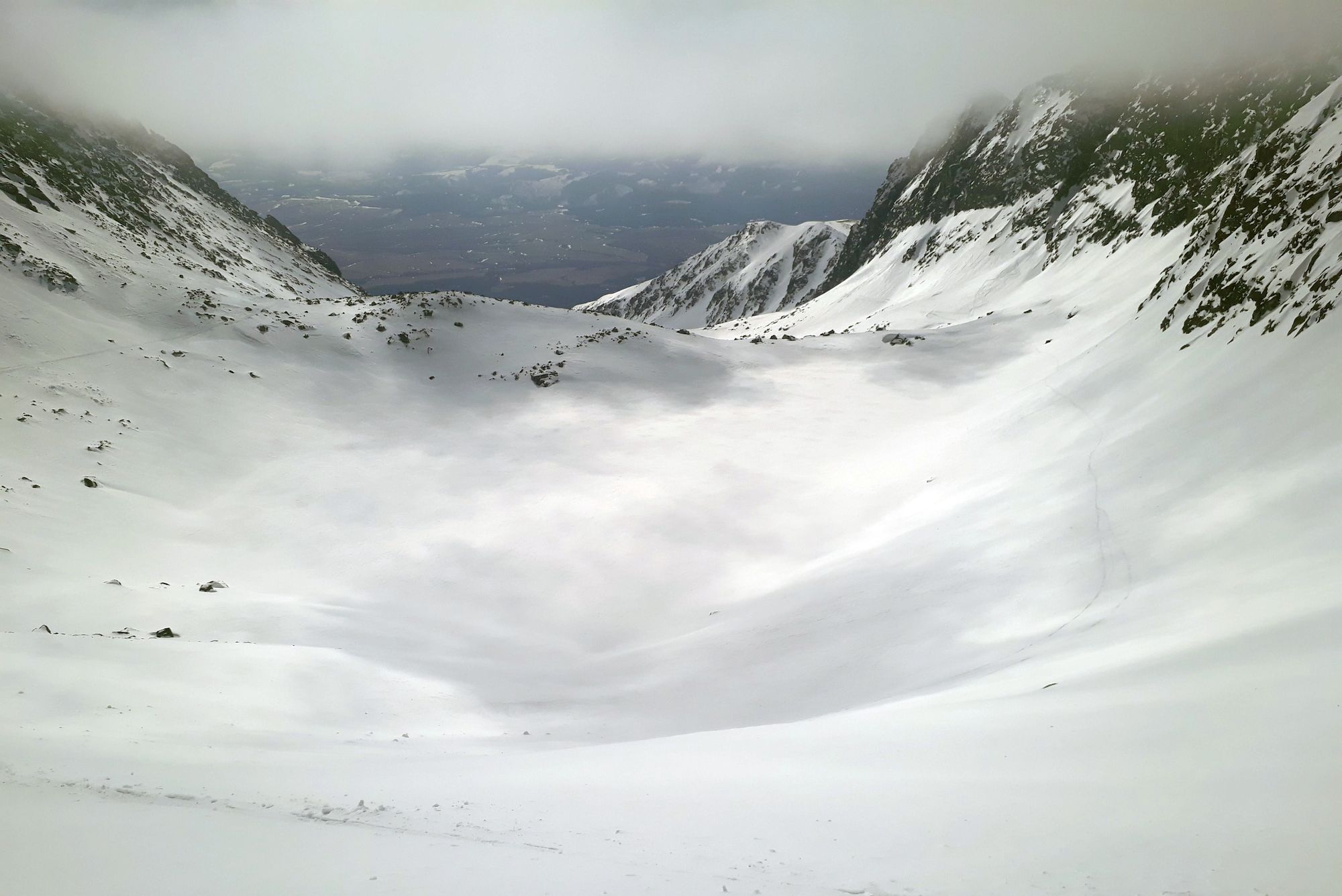 Zamrznuté a zasnežené Vyšné Wahlenbergovo pleso