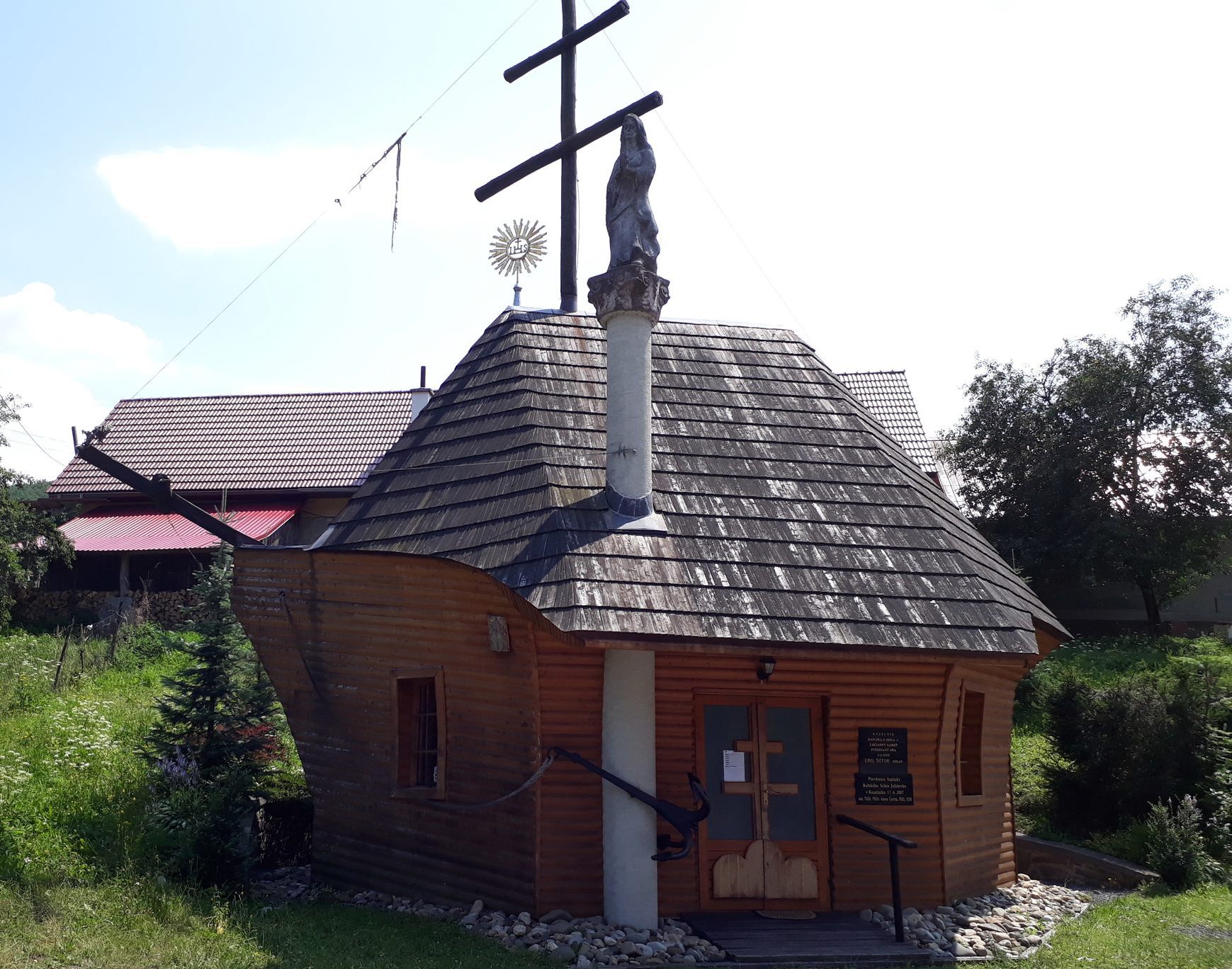 11 Bizarná kaplnka v Kozelníku