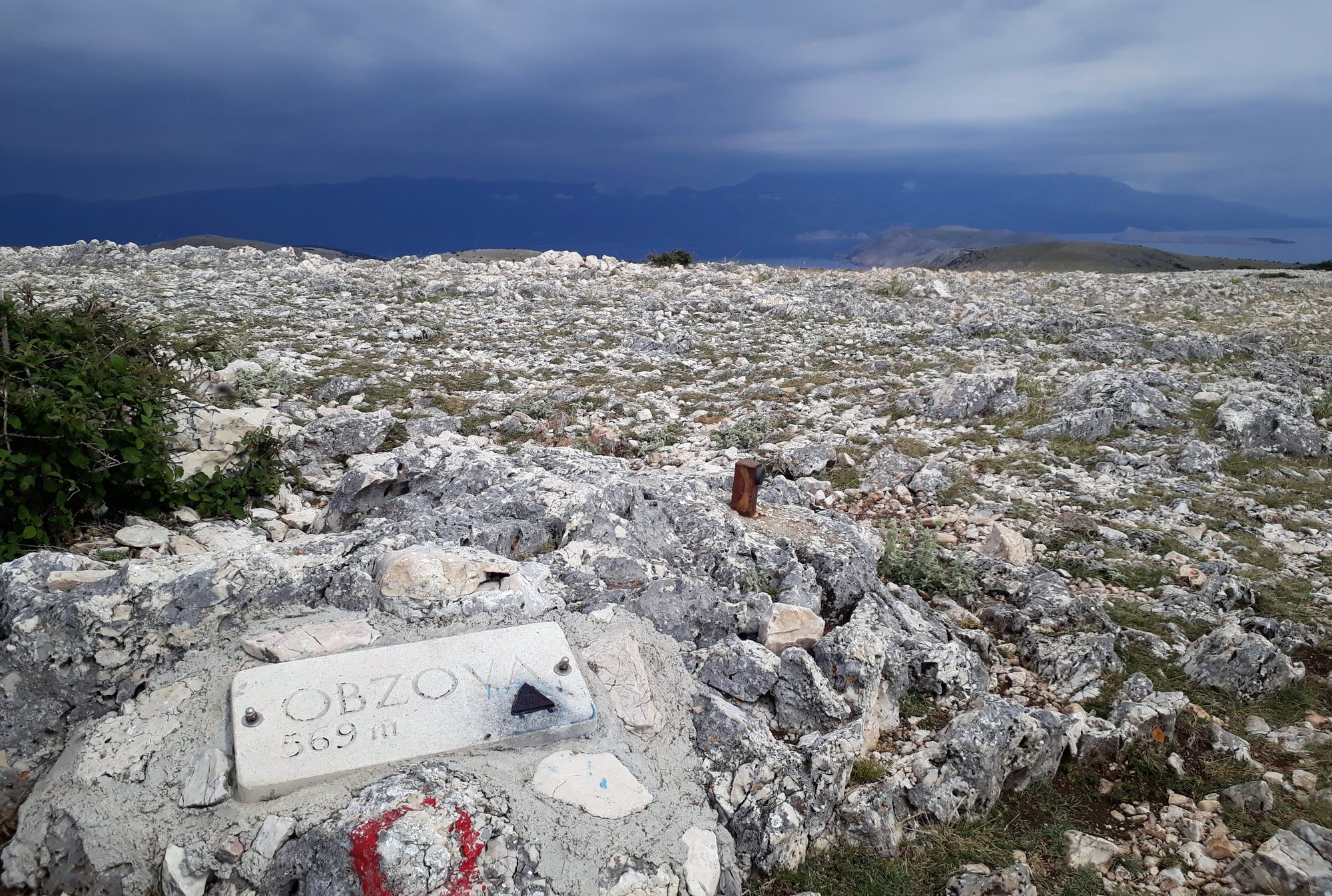 27 Nevýrazný naj vrchol ostrova
