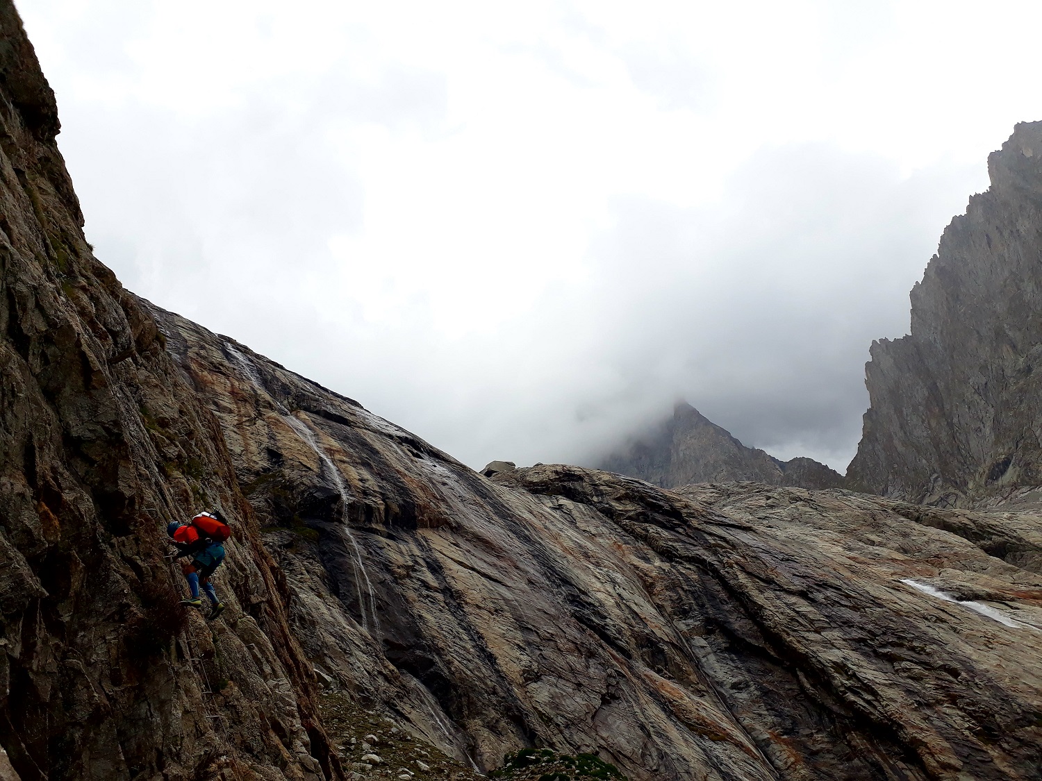 zostup z chaty Rifugio Monzino