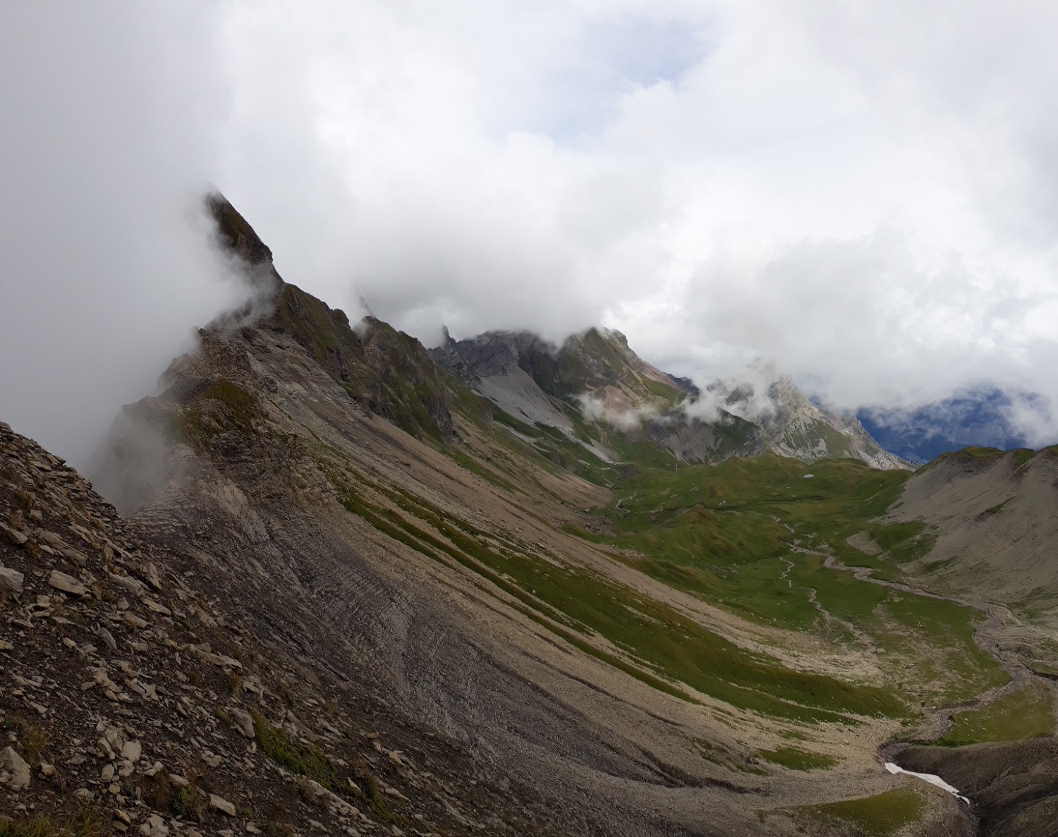 hrebeň Tête Pelouse 2537m - L'Ambrevetta 2463m