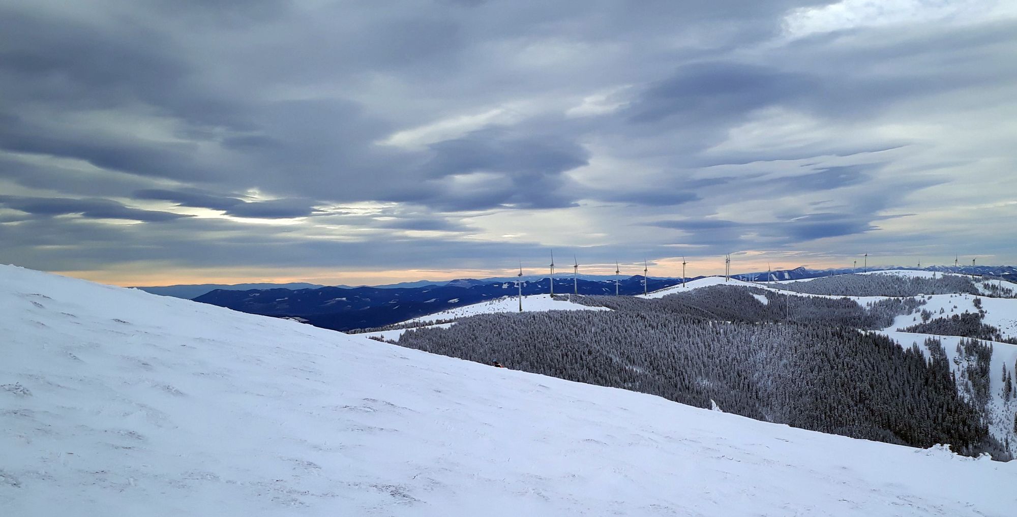 Výhľad zo severných svahov nad hranicou lesa
