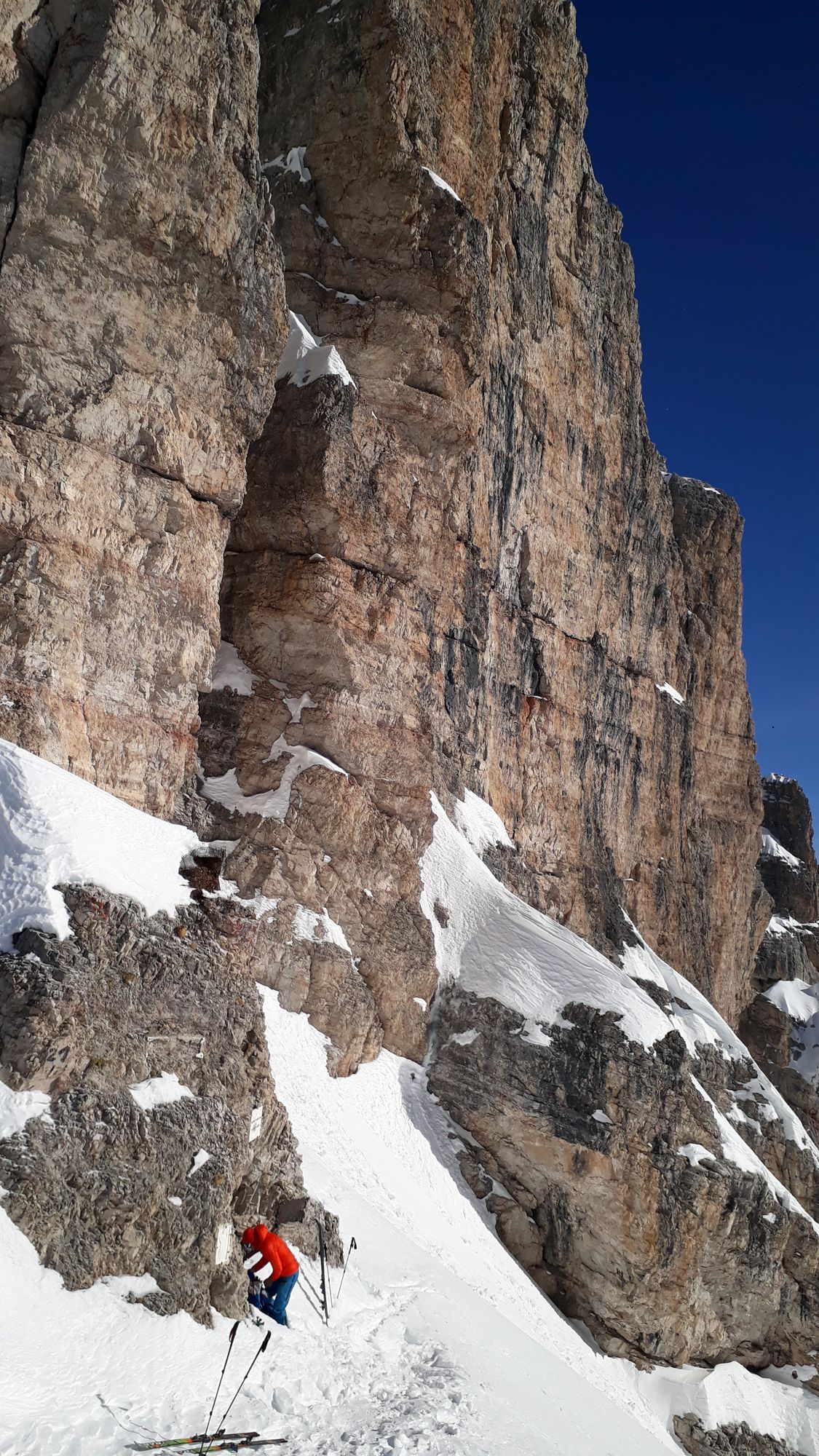 V sedle Sentinella. Naľavo sa týči stena Croda Rossa di Sesto s ferratou Zandonella.