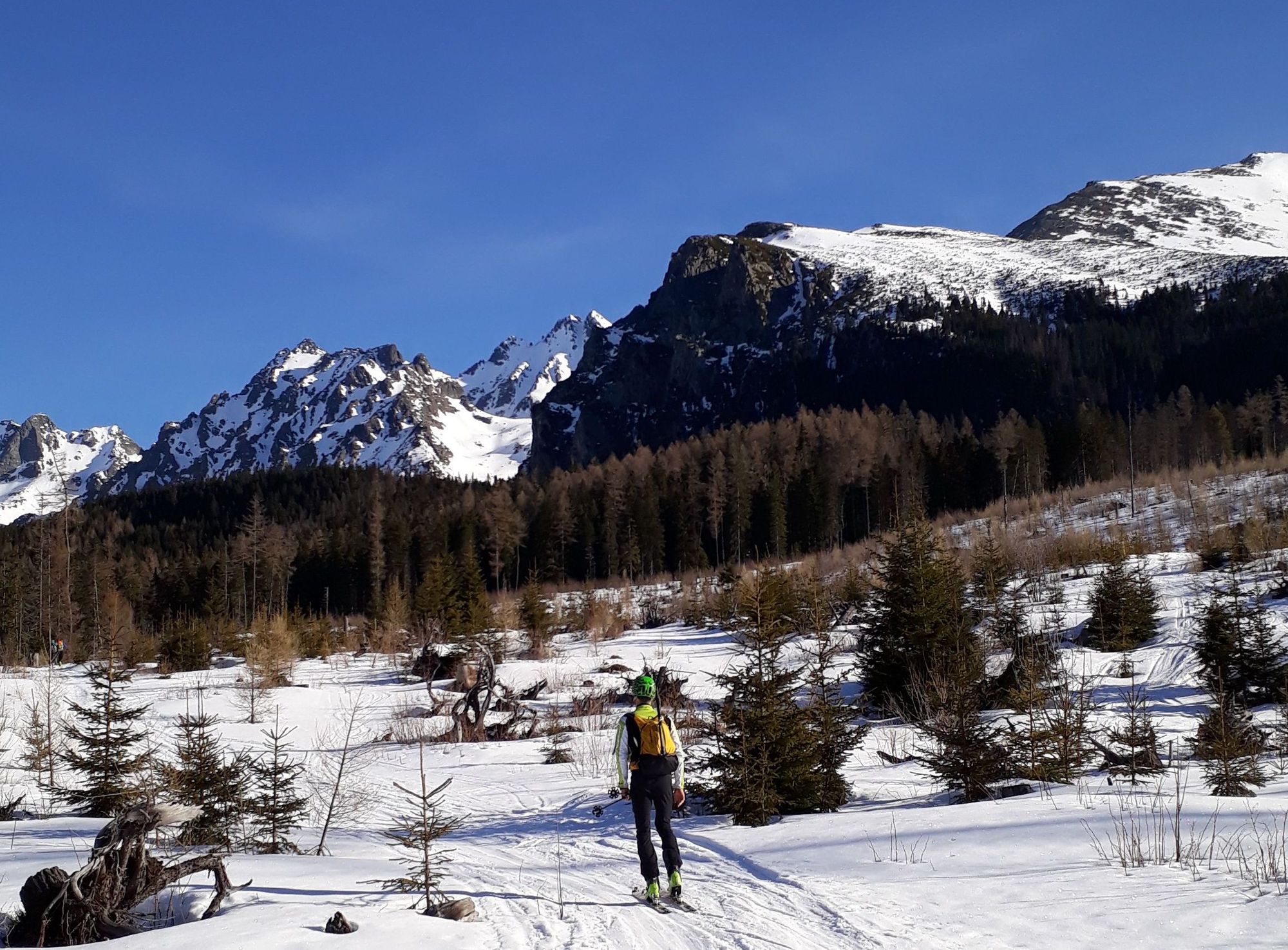 Ráno pod Popradským pleso. Nakoniec sa to aj popoludní dalo s pár prenášaniami celé zlyžovať.