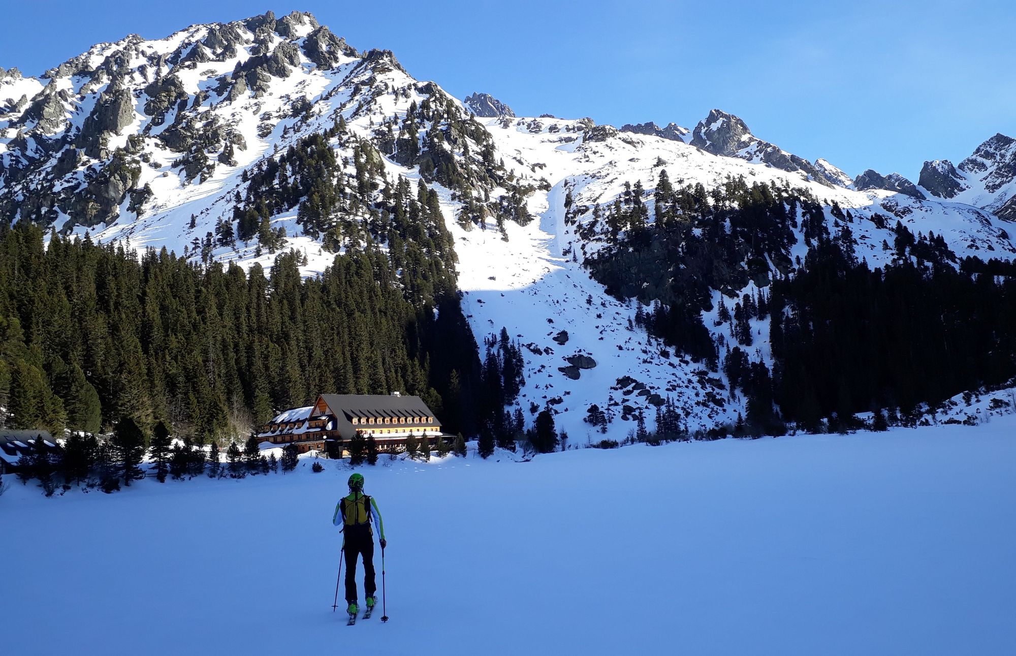 Pleso ešte v tieni, terasa už bude na slnku