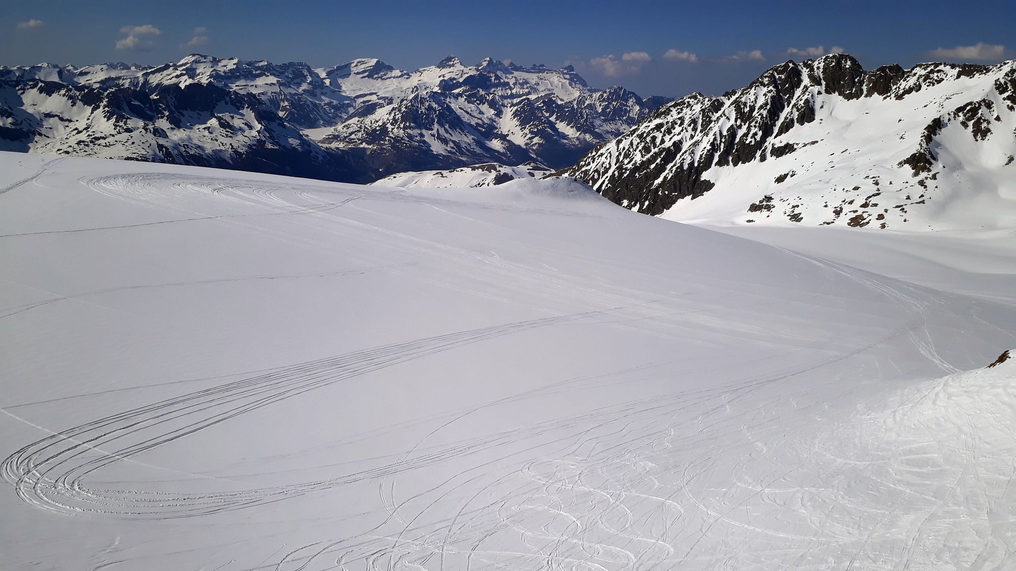 21 Kiteskiingové ihrisko na Glacier du Tour, vpravo hore nad ľadovcom vidno chatu Albert 1er