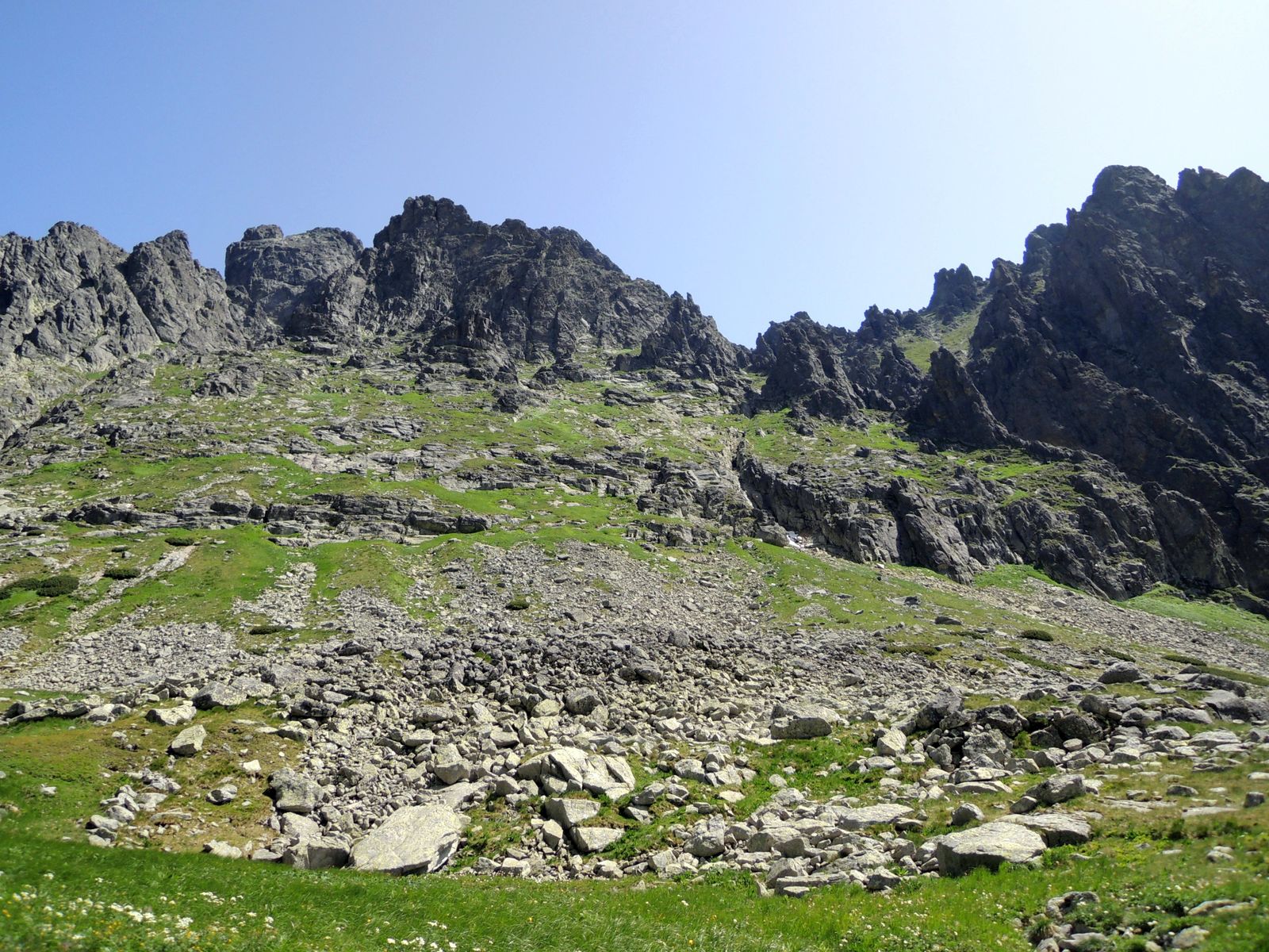 01 južná stena Opálovej veže - pohľad zdola