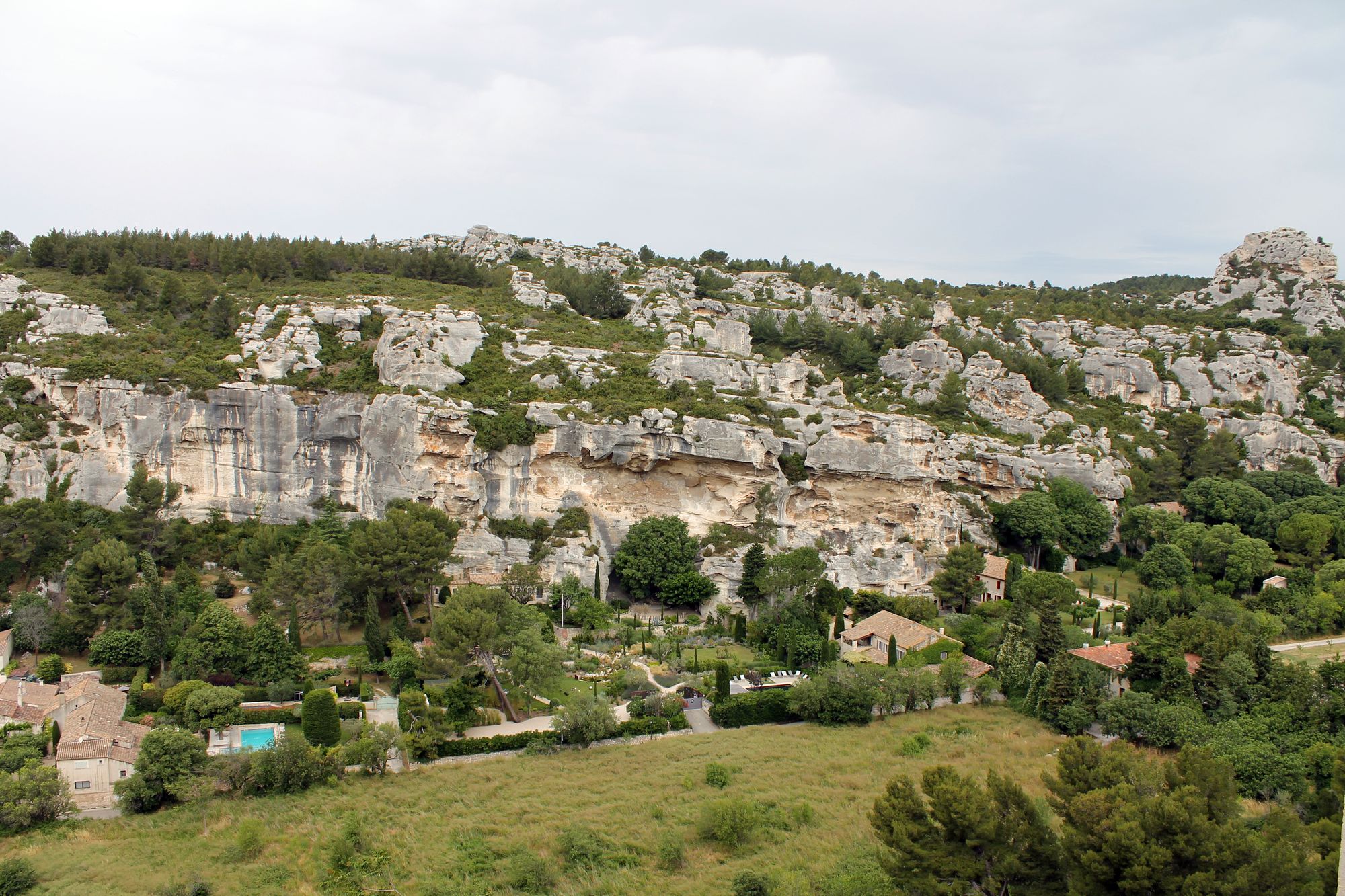 08 Les Baux de Provence skaly v okoli