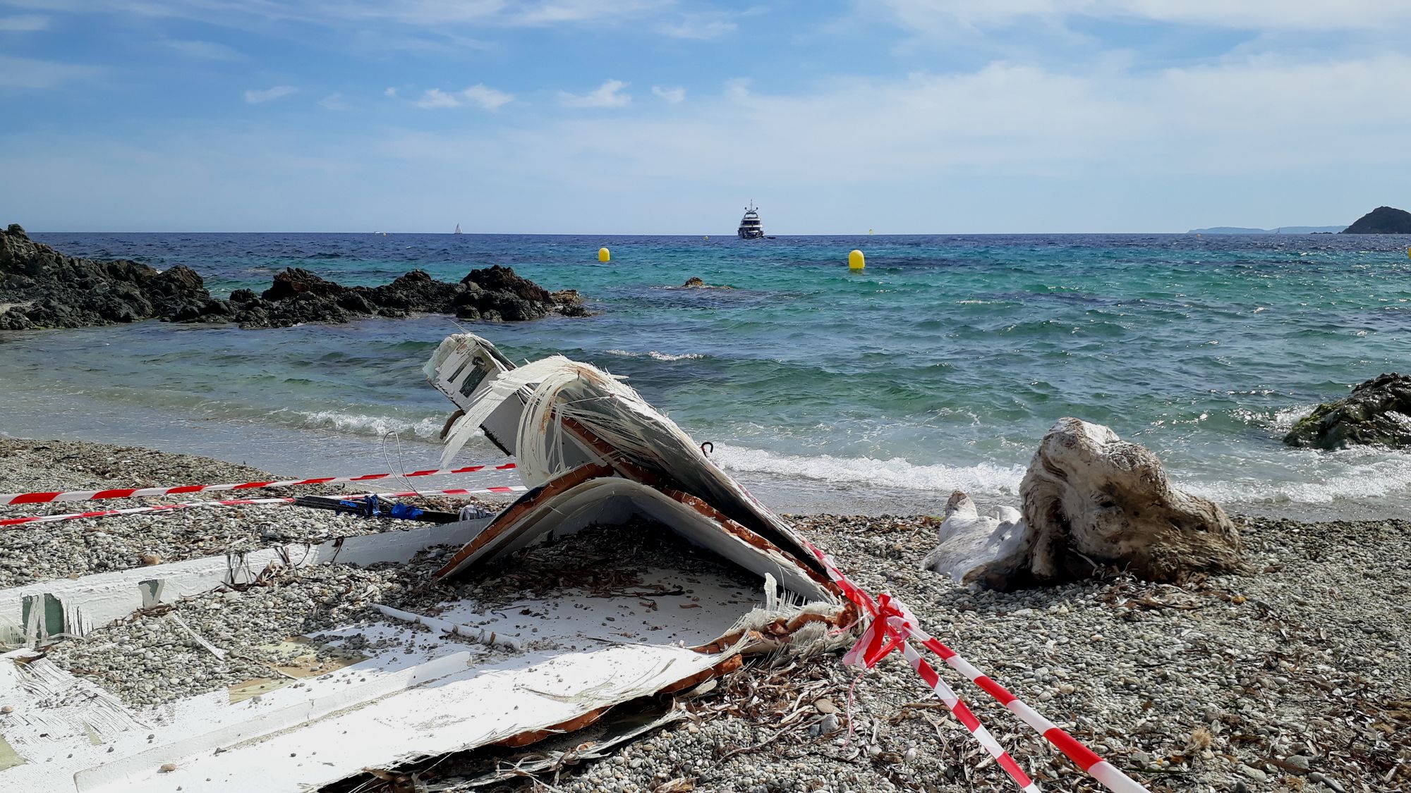 28 Cap Taillat zvyšky stroskotanej jachty