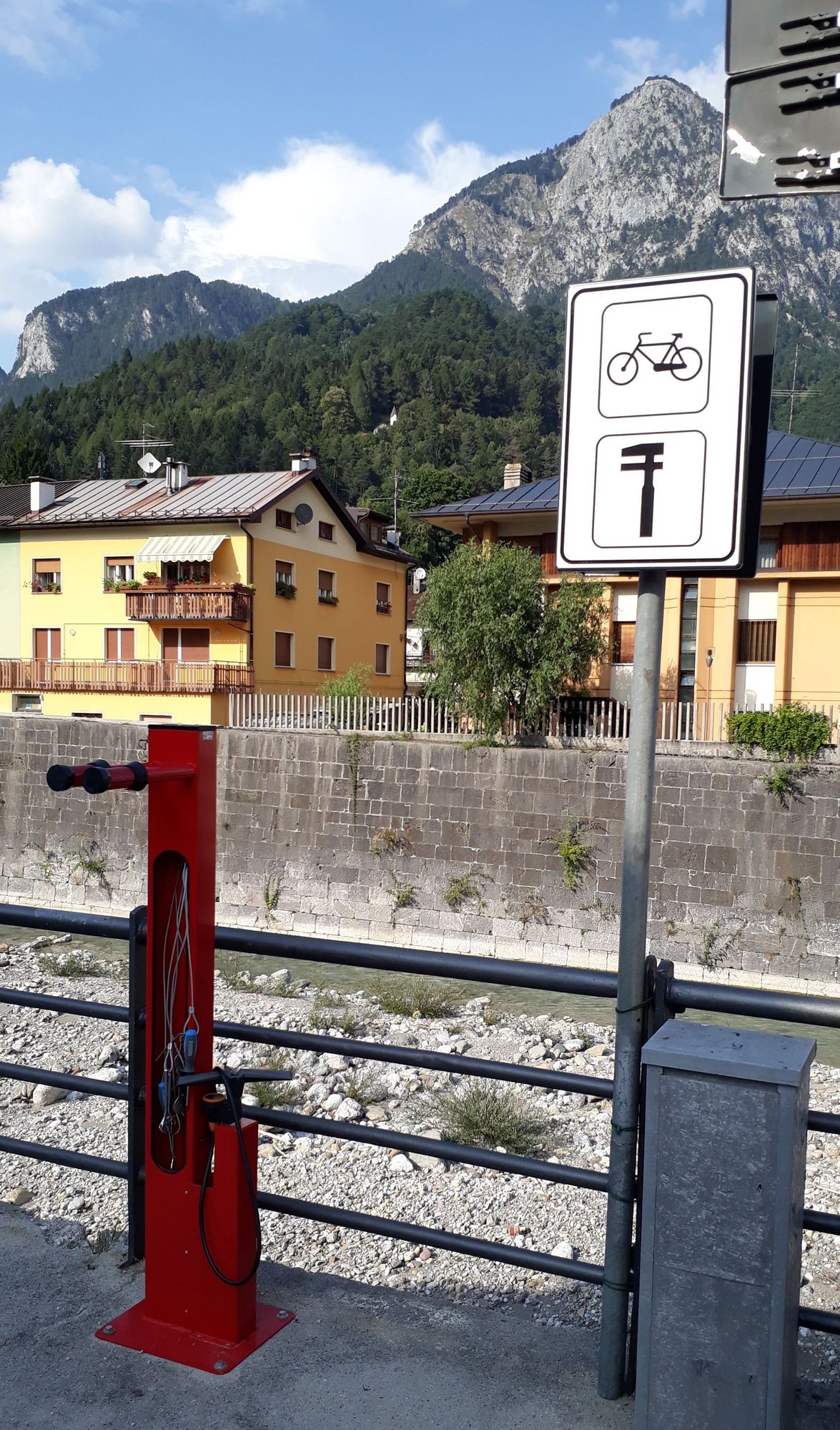 12 Ciclovia Alpe Adria - servisný stojan v Pontebbe