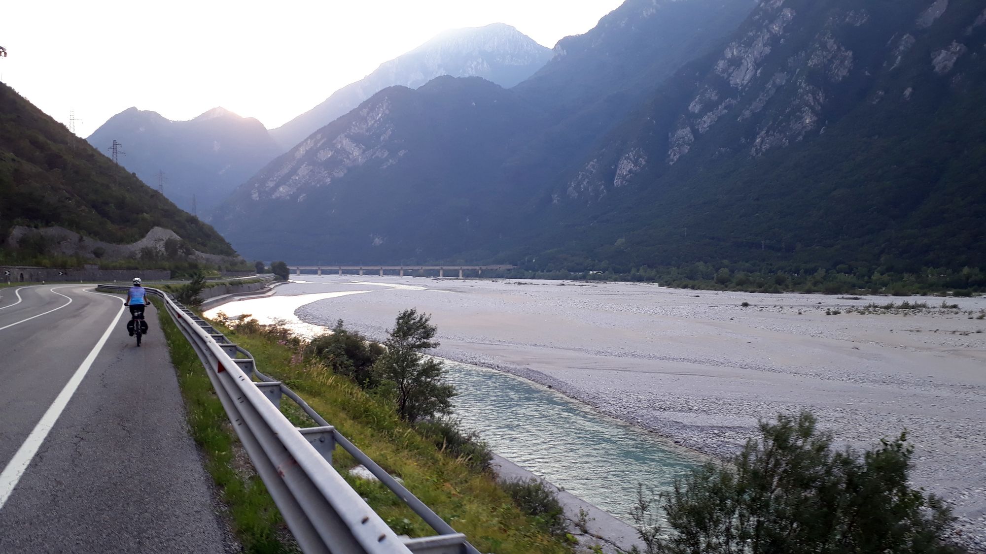 23 Ciclovia Alpe Adria - krátky  úsek medzi autami tesne pred Venzone