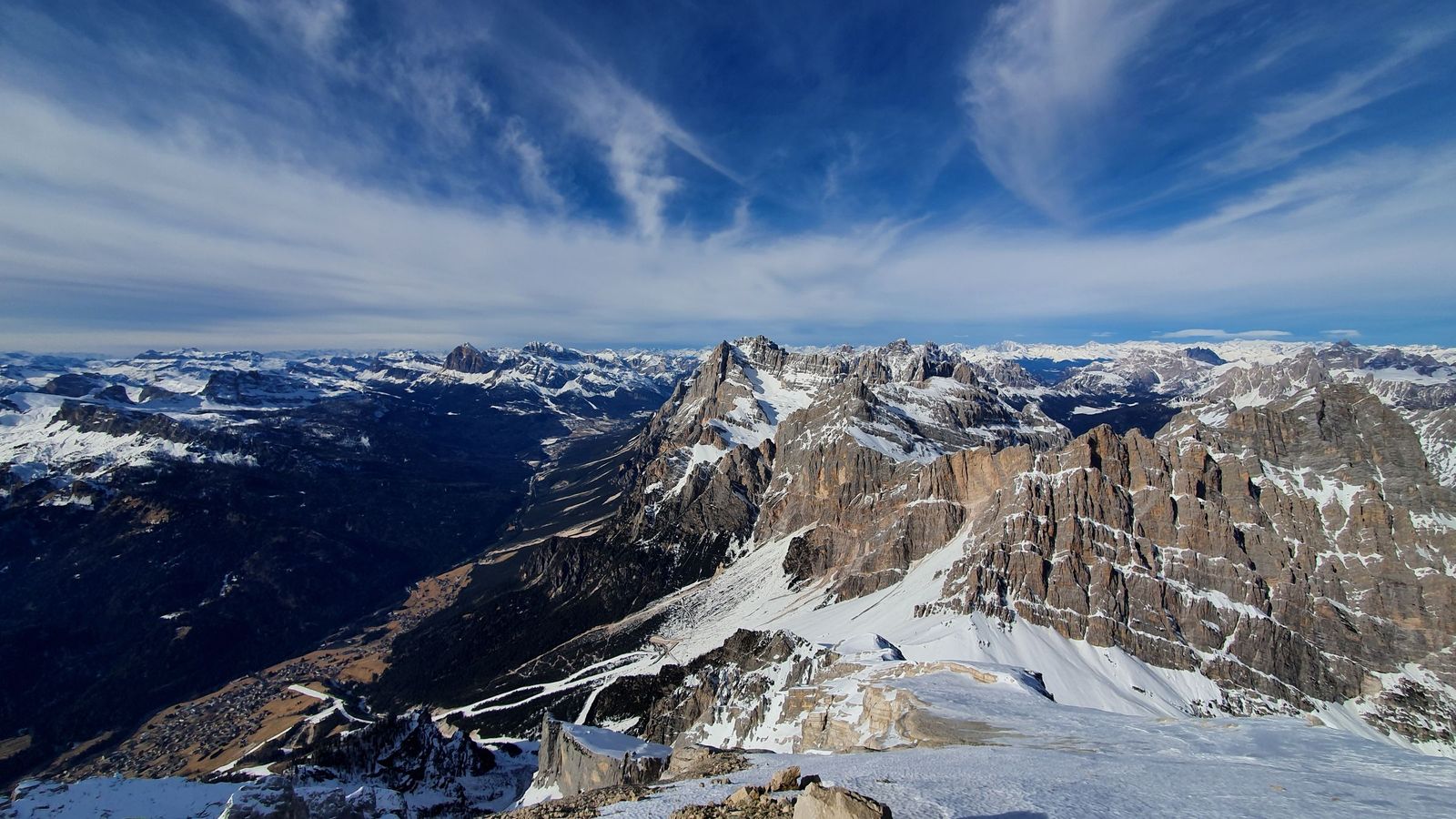 10 Vľavo rozoznávam Sella Rondu potom Tre Cime rovno Sorapiss a skončil som
