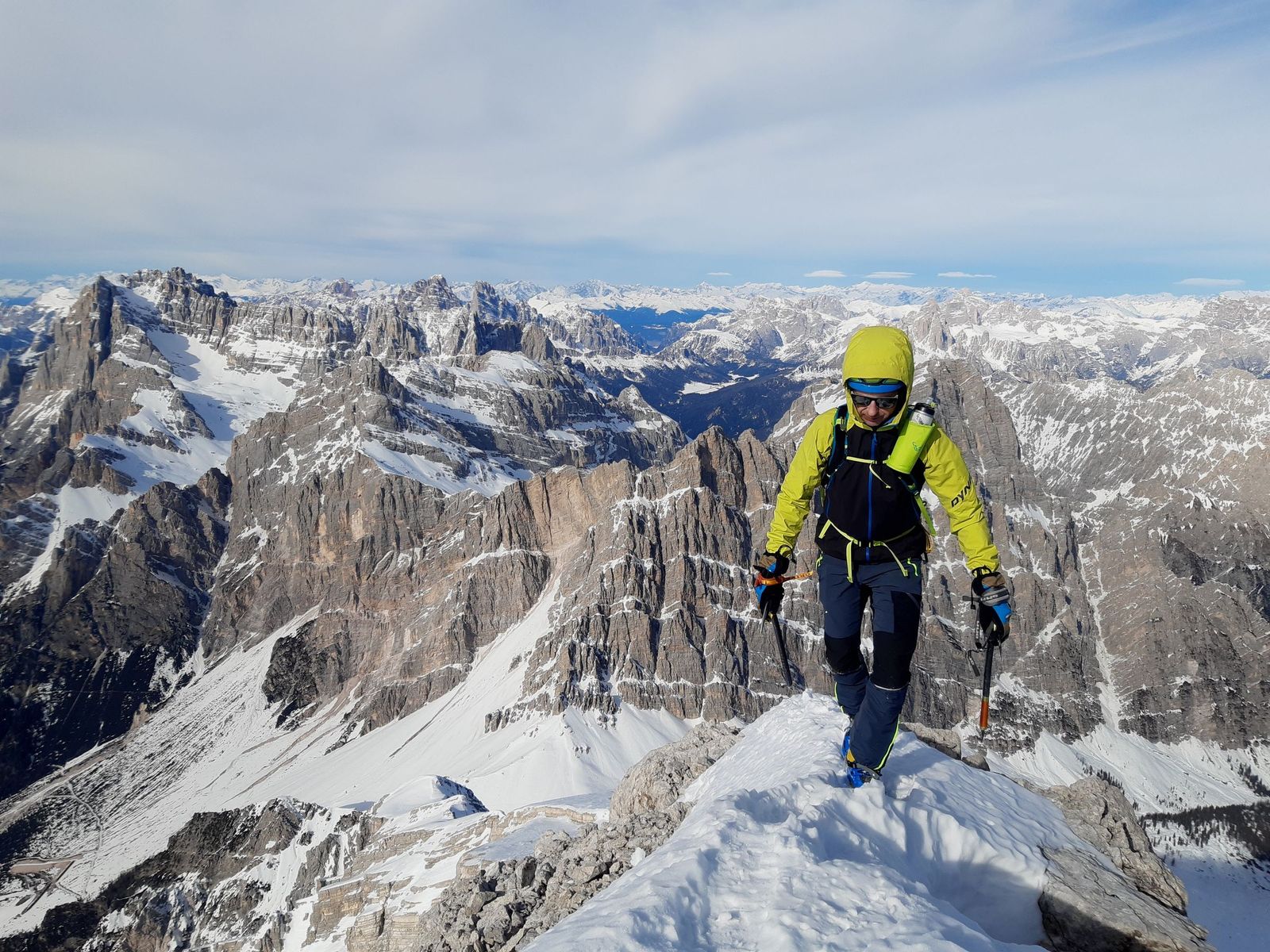 11 Na vrcholom hrebienku lyže odložené v ski depote