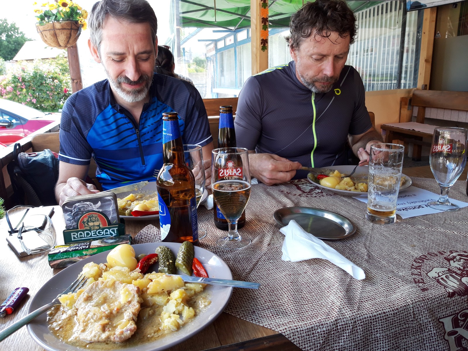 06 Z BA na Bradlo na bicykli Vrcholná koncentrácia na Viedenský rezeň – kto nájde olivu