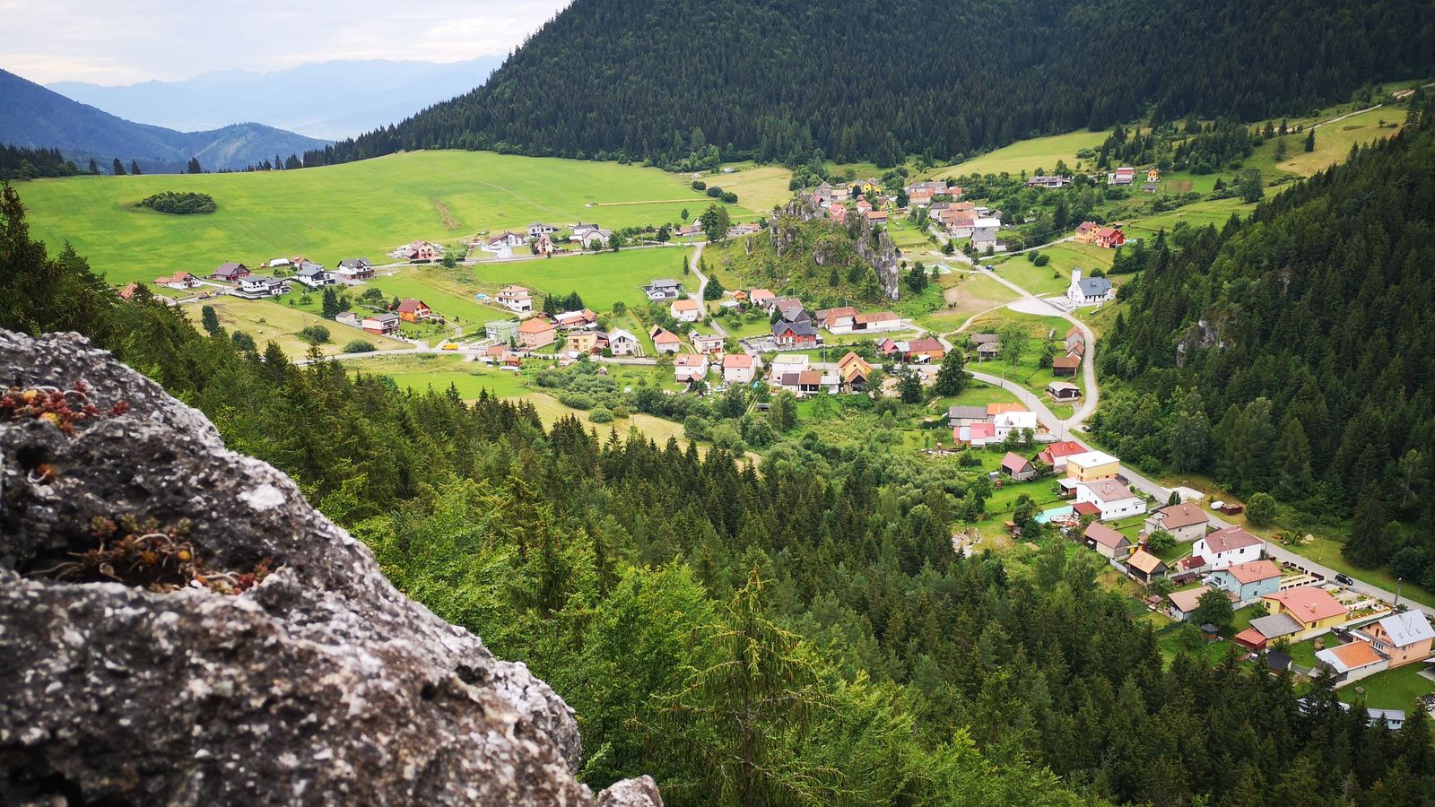Komjatná skaly 4 výhľady z vrcholu skaliek