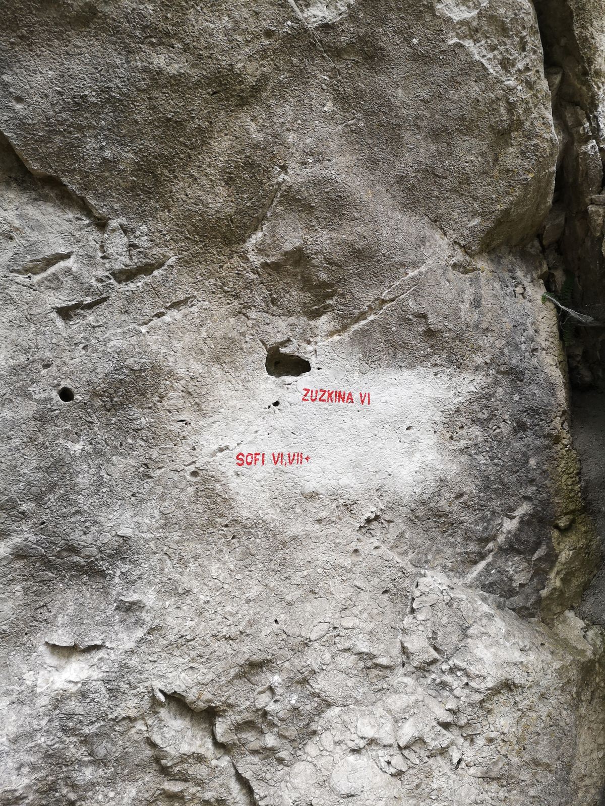 Komjatná skaly 6 označanie na skalách