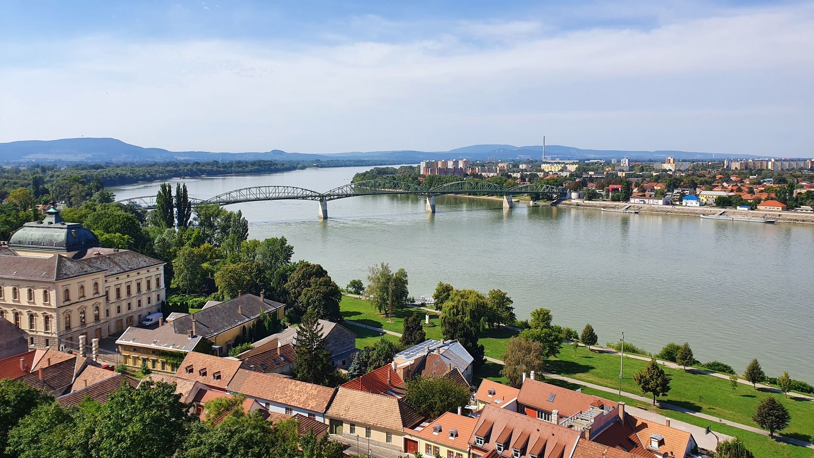 07 Leto pri Dunaji - výhľad z Ostrihomu na Stúrovo