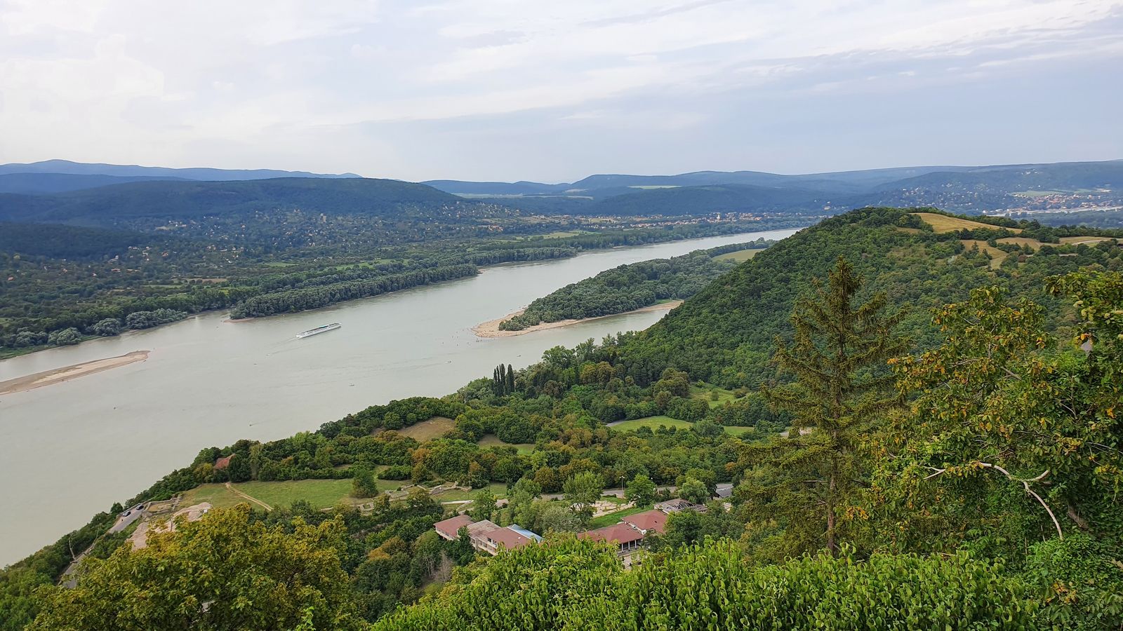 15 Leto pri Dunaji  -Visegrád, výhľad na dunajskú pláž