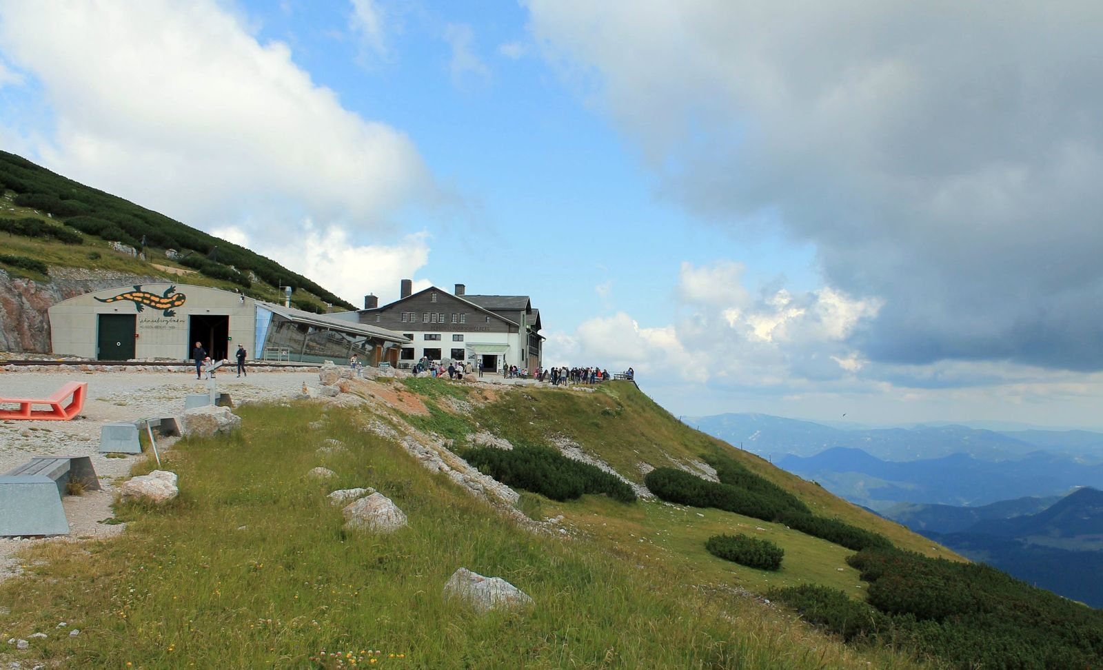 05 Vláčikom na Schneeberg depo a starý hotel
