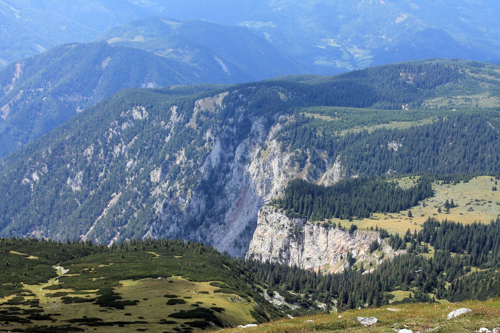 18 Vláčikom na Schneeberg výhľad na lezeckú oblasť Stadlwand na južnej strane hory