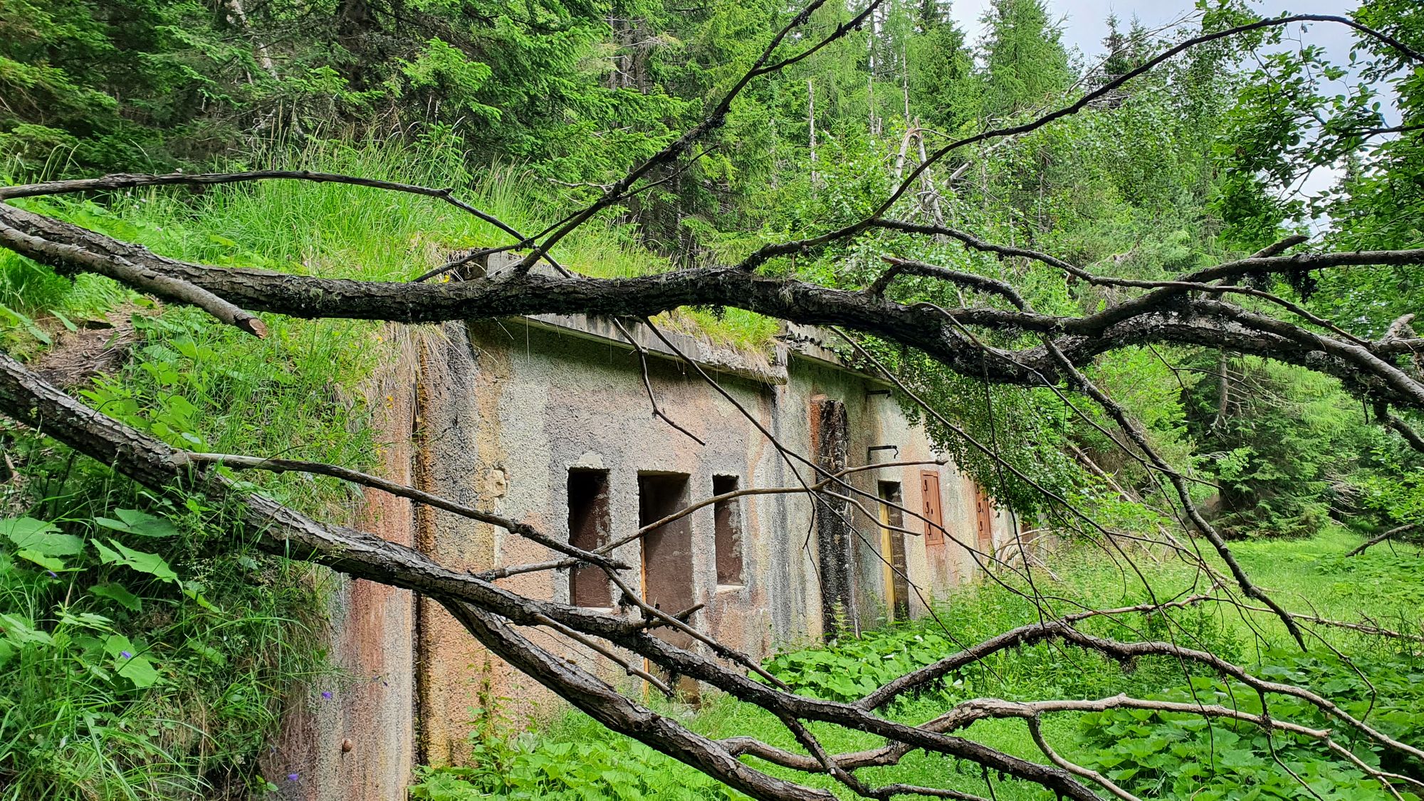 11 Dreilandereck - zvyšky vojenských objektov pod Monte Forno
