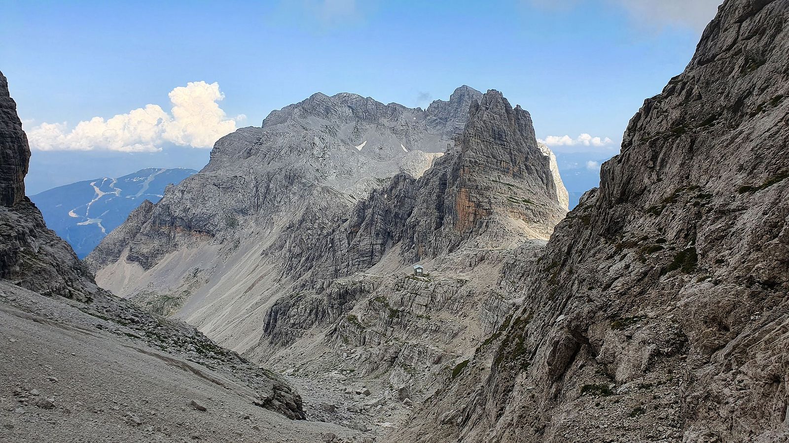 Via delle Bocchette 32 chata Pedrotti zo sedla Bocca di Brenta Via delle Bocchette 32 chata Pedrotti zo sedla Bocca di Brenta