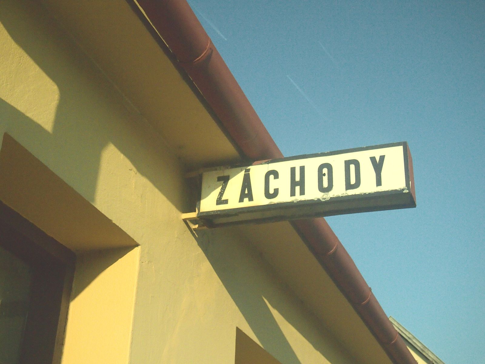 Veselá bodka -stanica Jablonica -  nápis z čias keď sme ešte netušili čo je toilet alebo WC