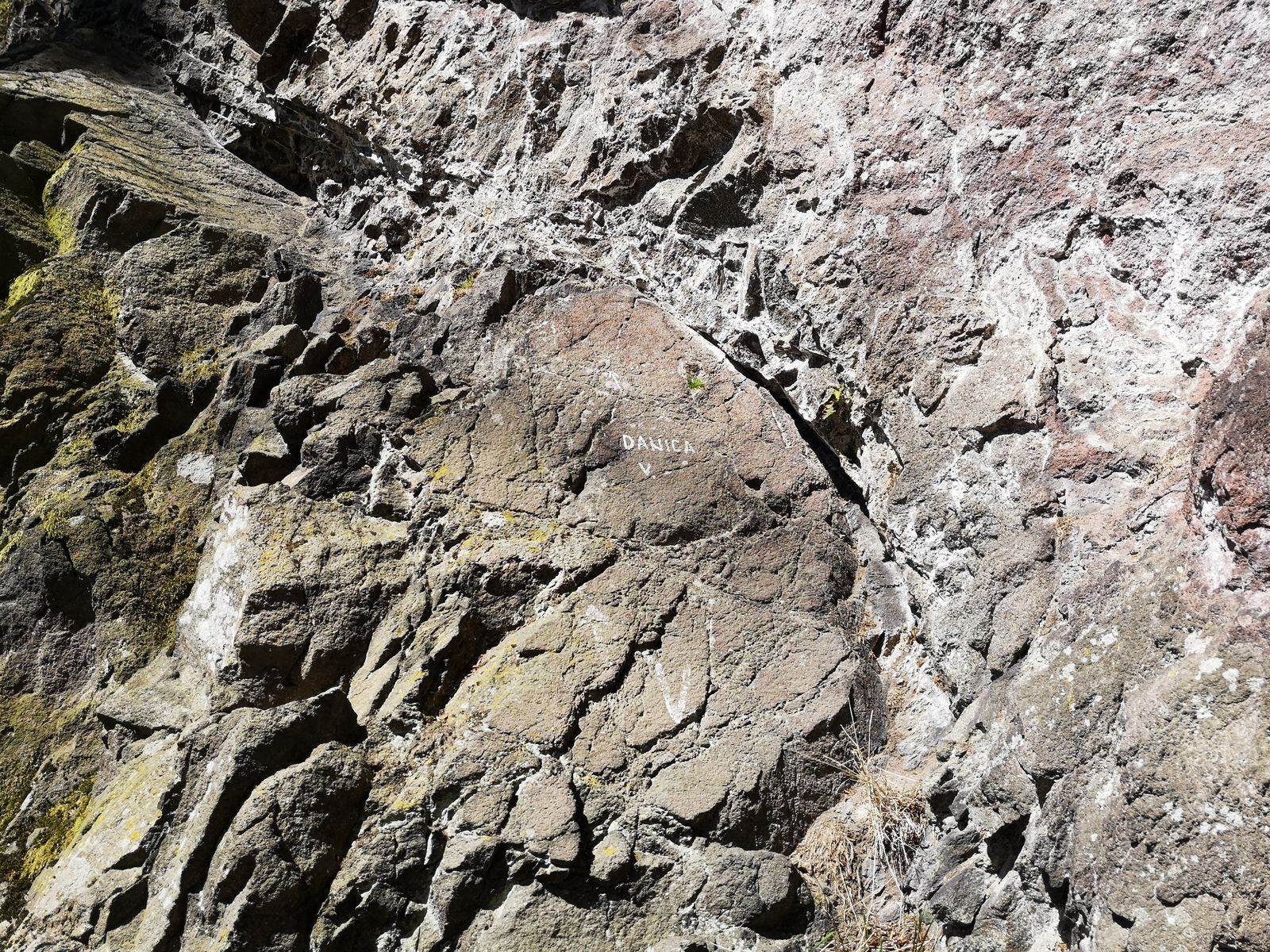 04 Názvy su na skale