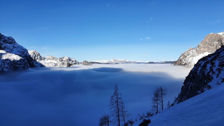 09 Skialp v doline Krnica inverzia s výhľadom na rakúsky Dobratsch