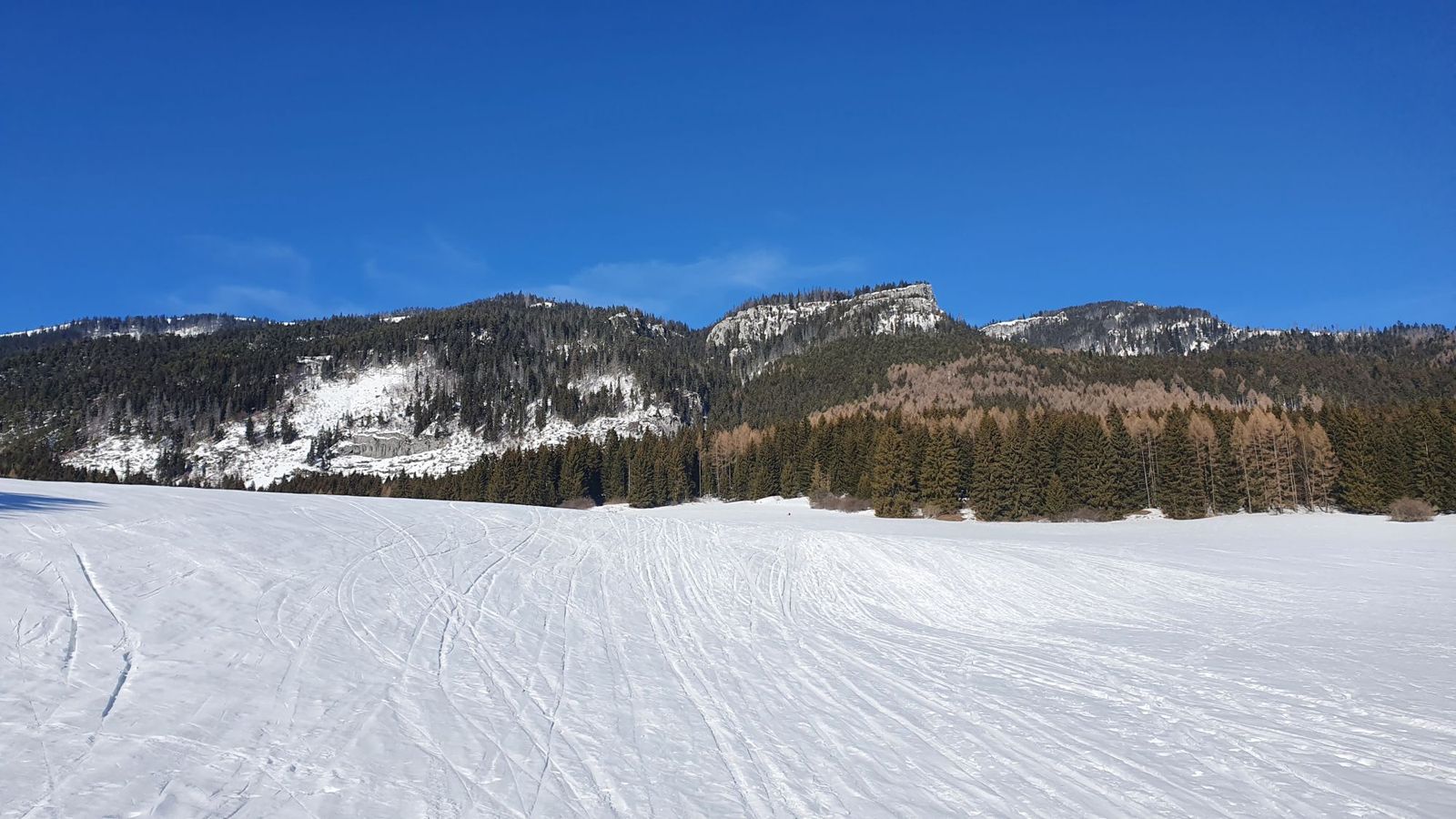 01 Babky Lúky nad Bobroveckou vápenicou s výhľadom na bralá v NPR Mních