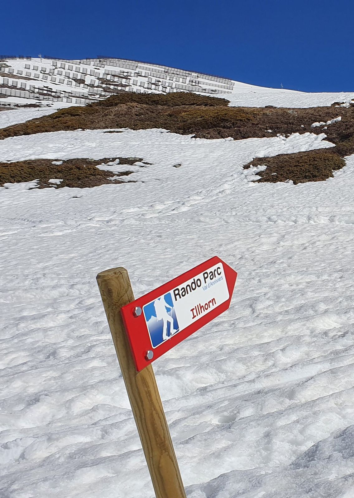 08 Chandolin - Illhorn: značená lyžiarska trasa trpí nedostatkom snehu